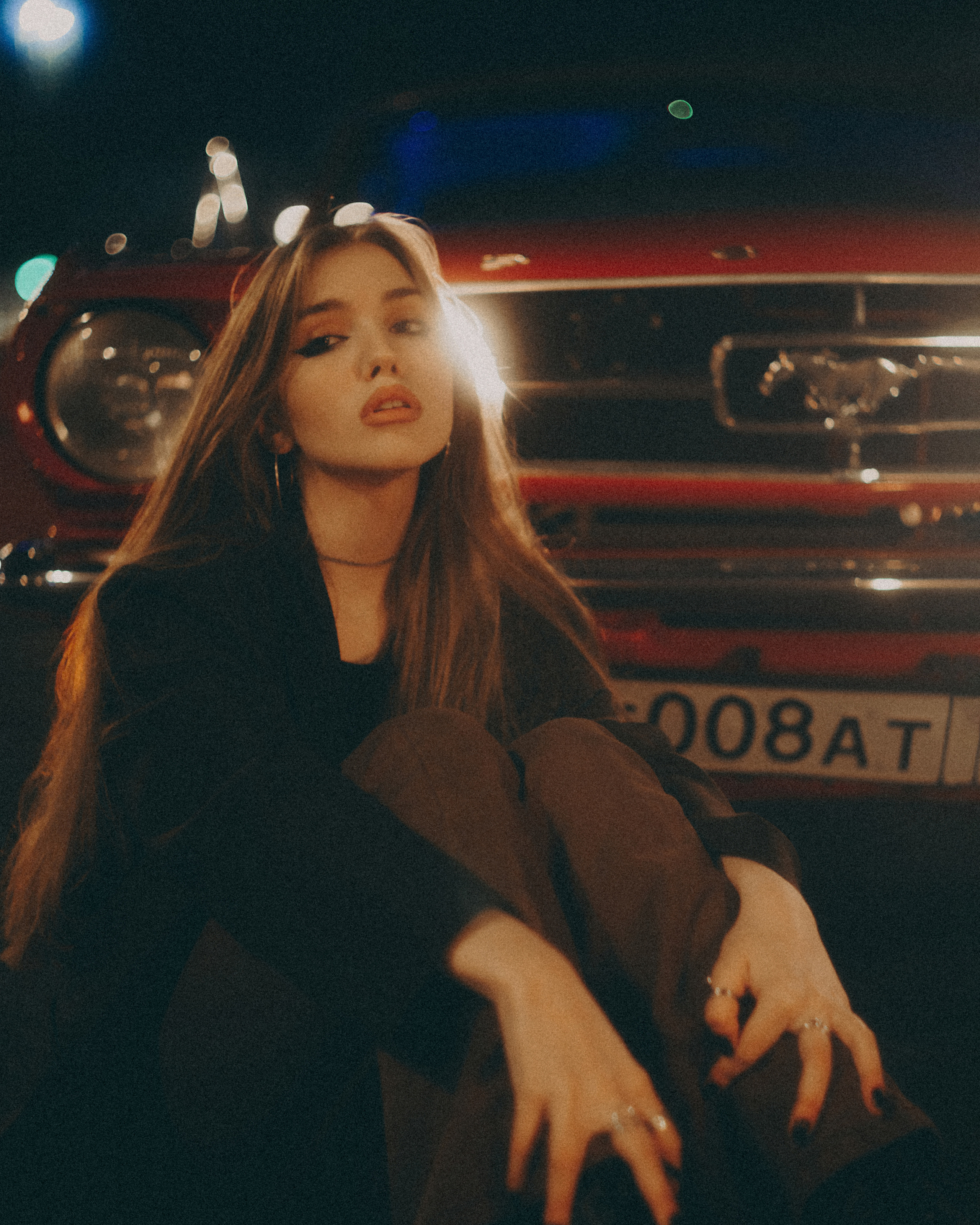 Кинематографичная фотосессия в машине с цветным светом