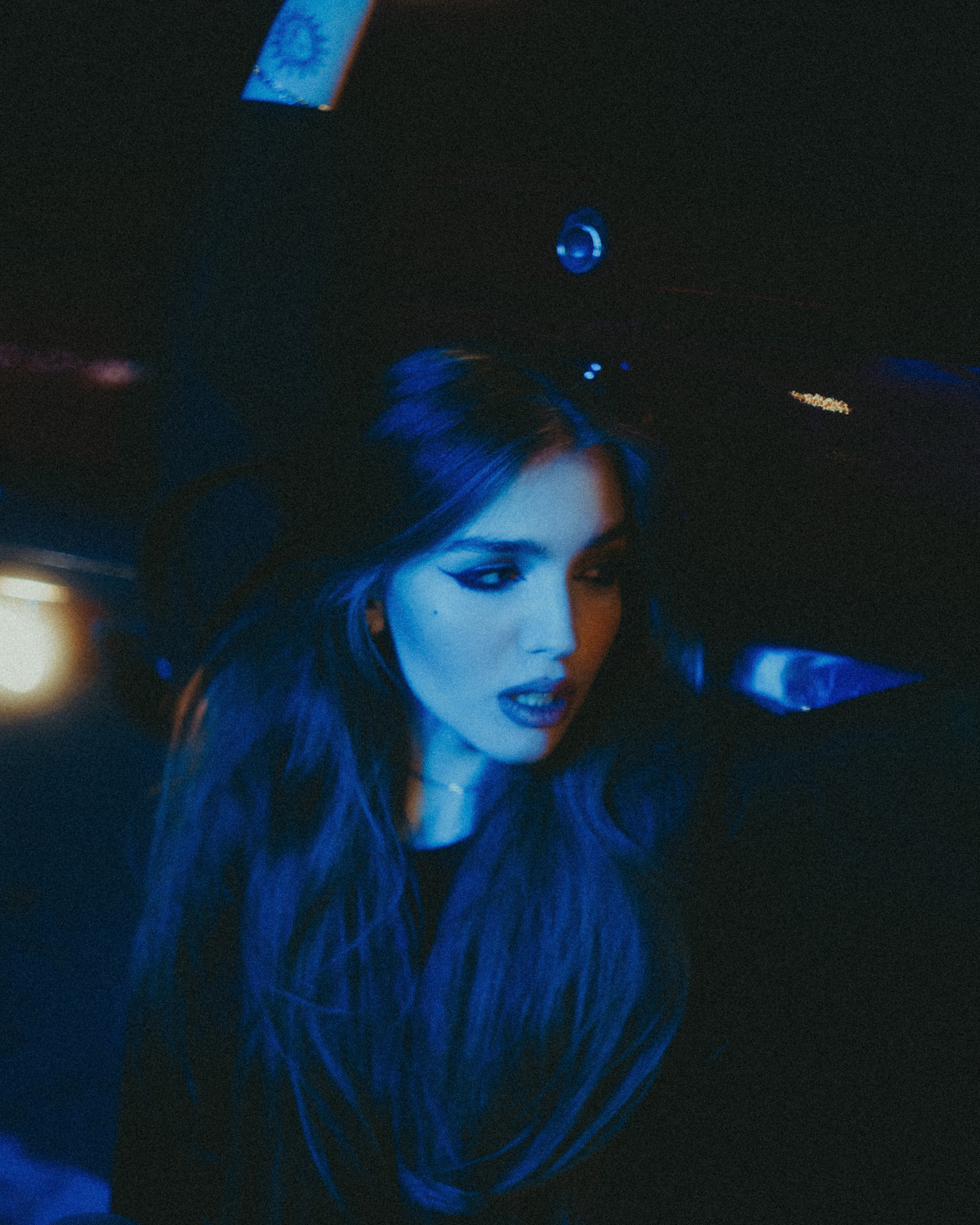 Кинематографичная фотосессия в машине с цветным светом