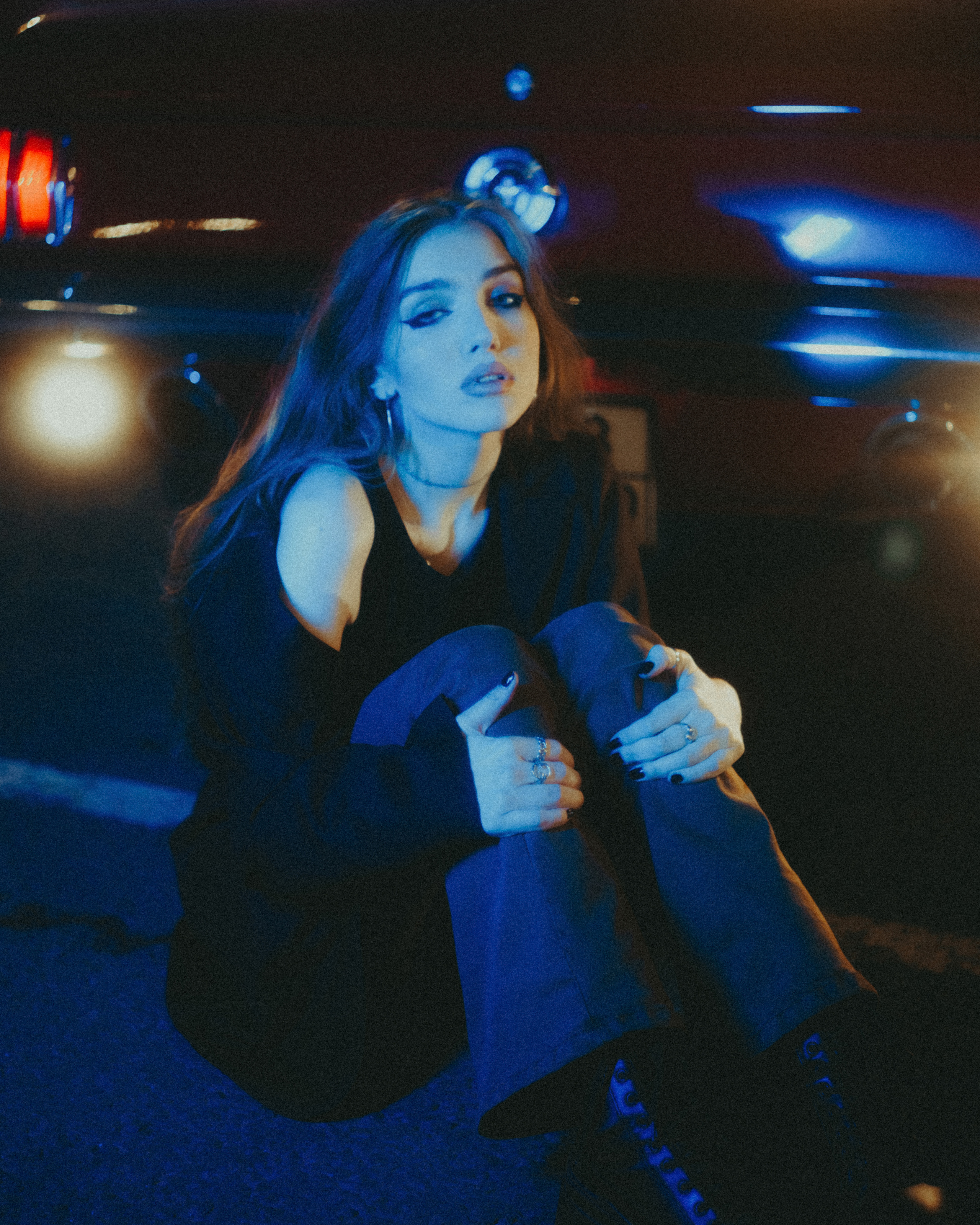 Кинематографичная фотосессия в машине с цветным светом