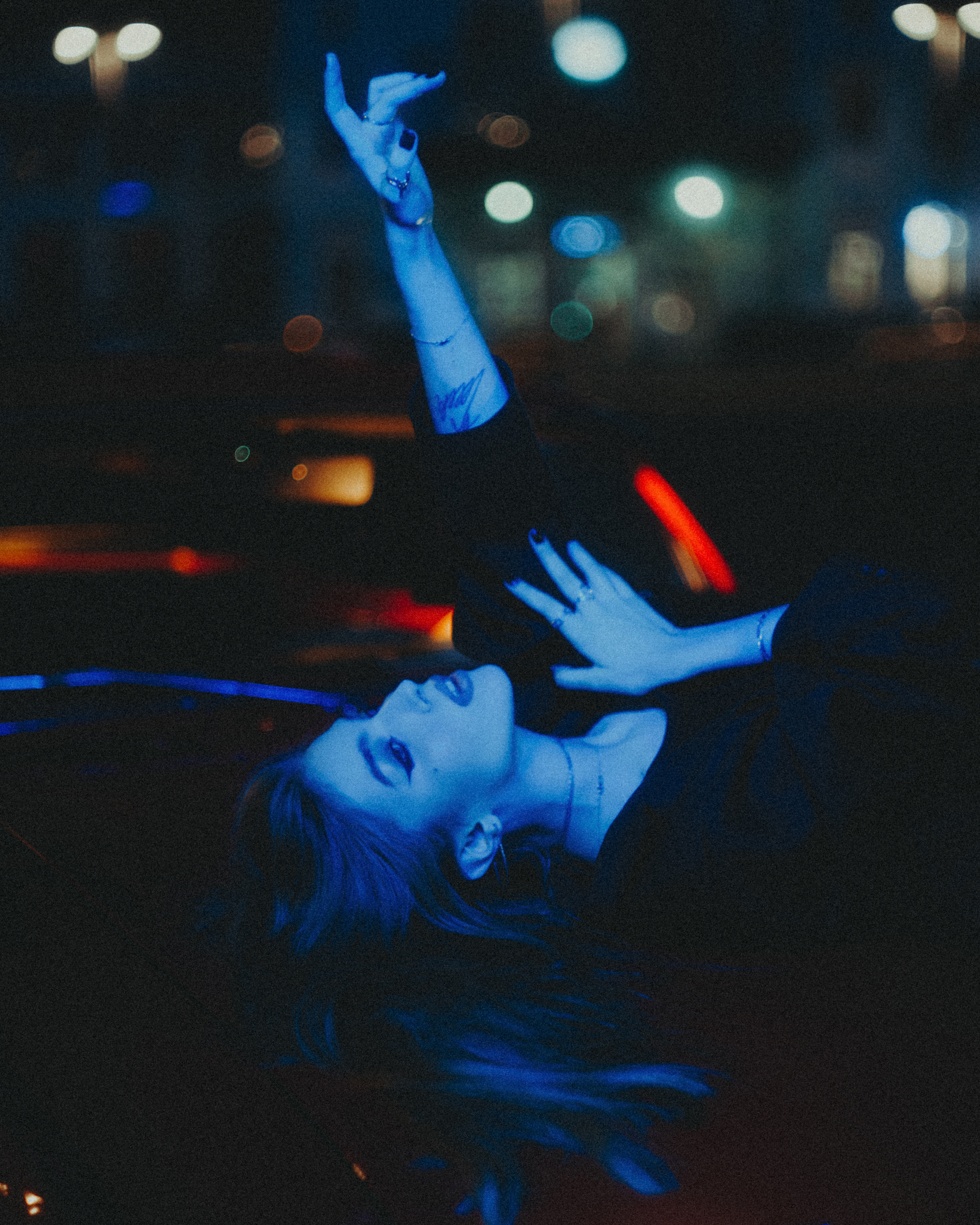 Кинематографичная фотосессия в машине с цветным светом