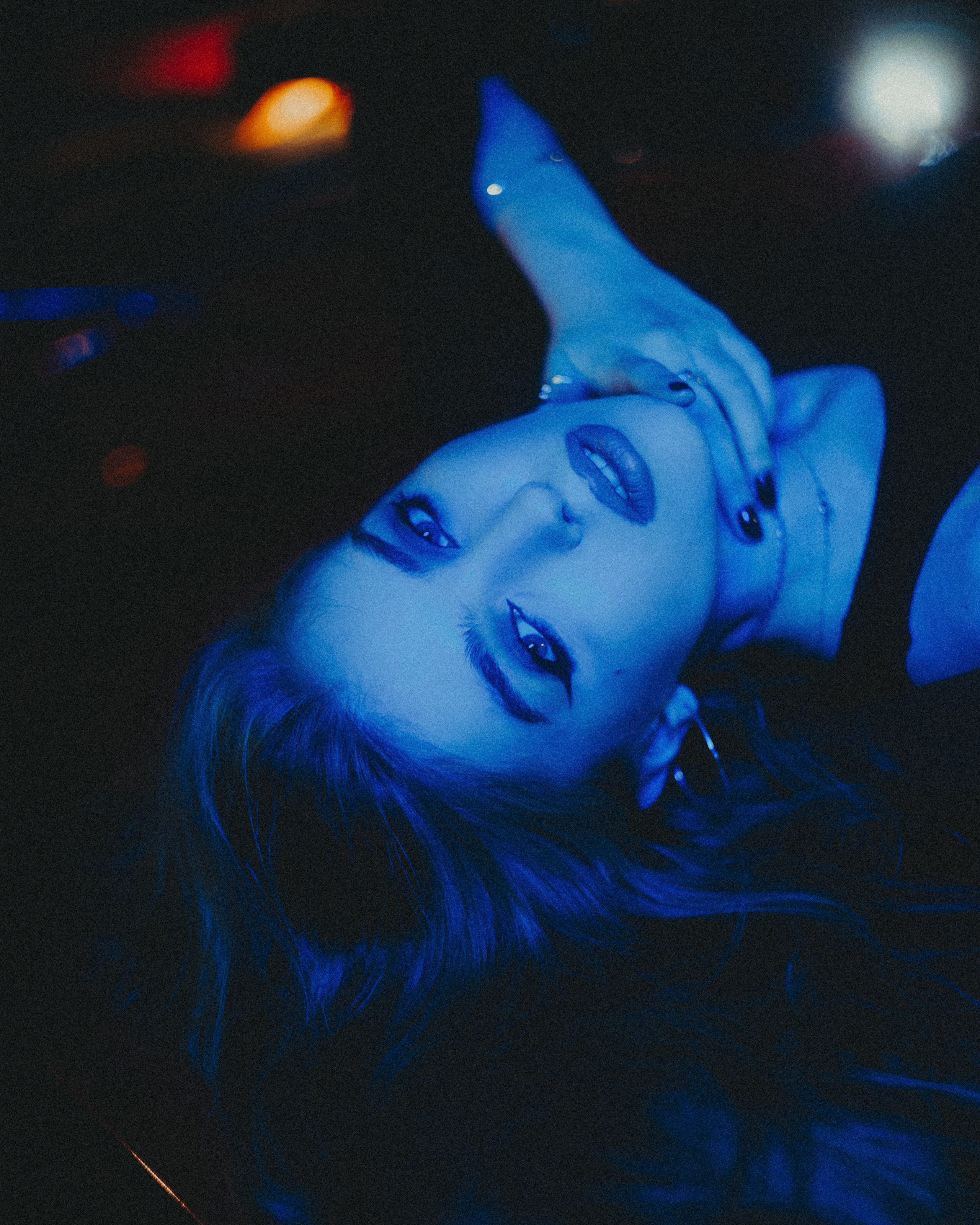 Кинематографичная фотосессия в машине с цветным светом