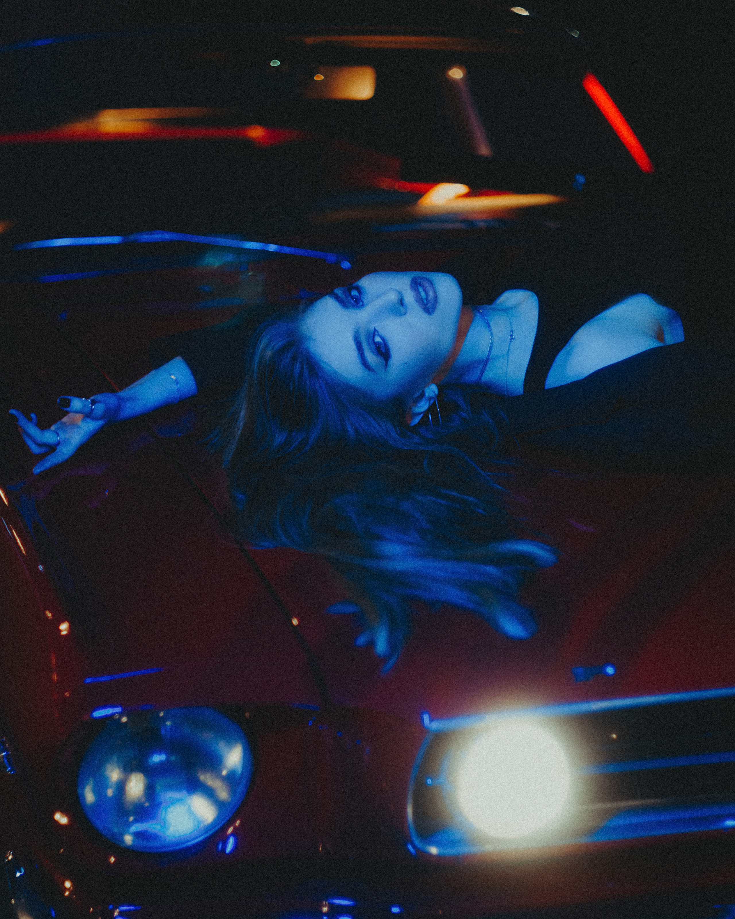 Кинематографичная фотосессия в машине с цветным светом