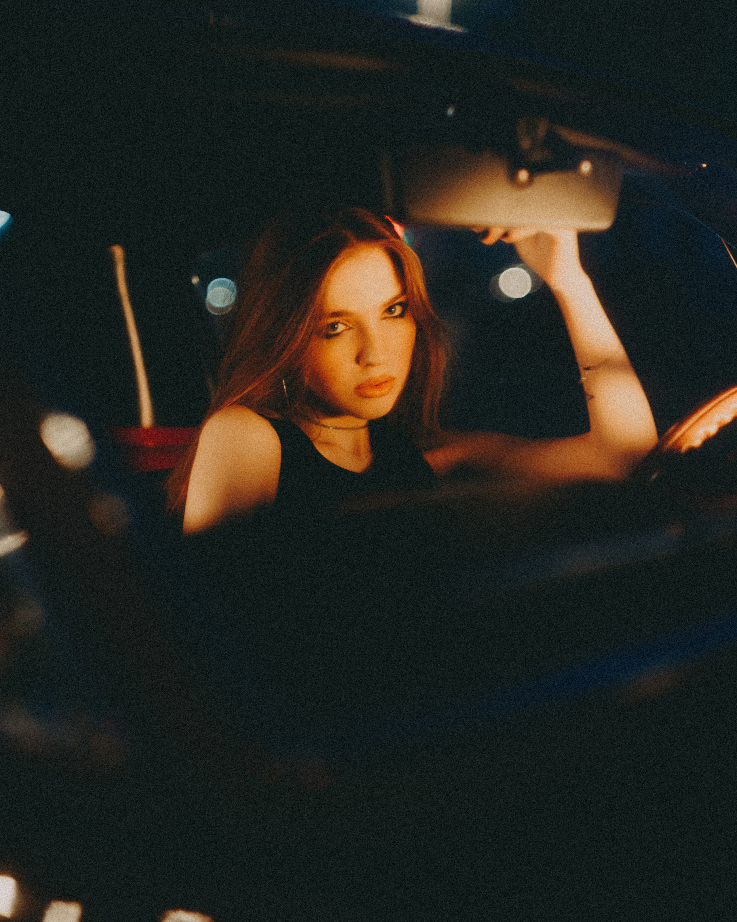 Кинематографичная фотосессия в машине с цветным светом