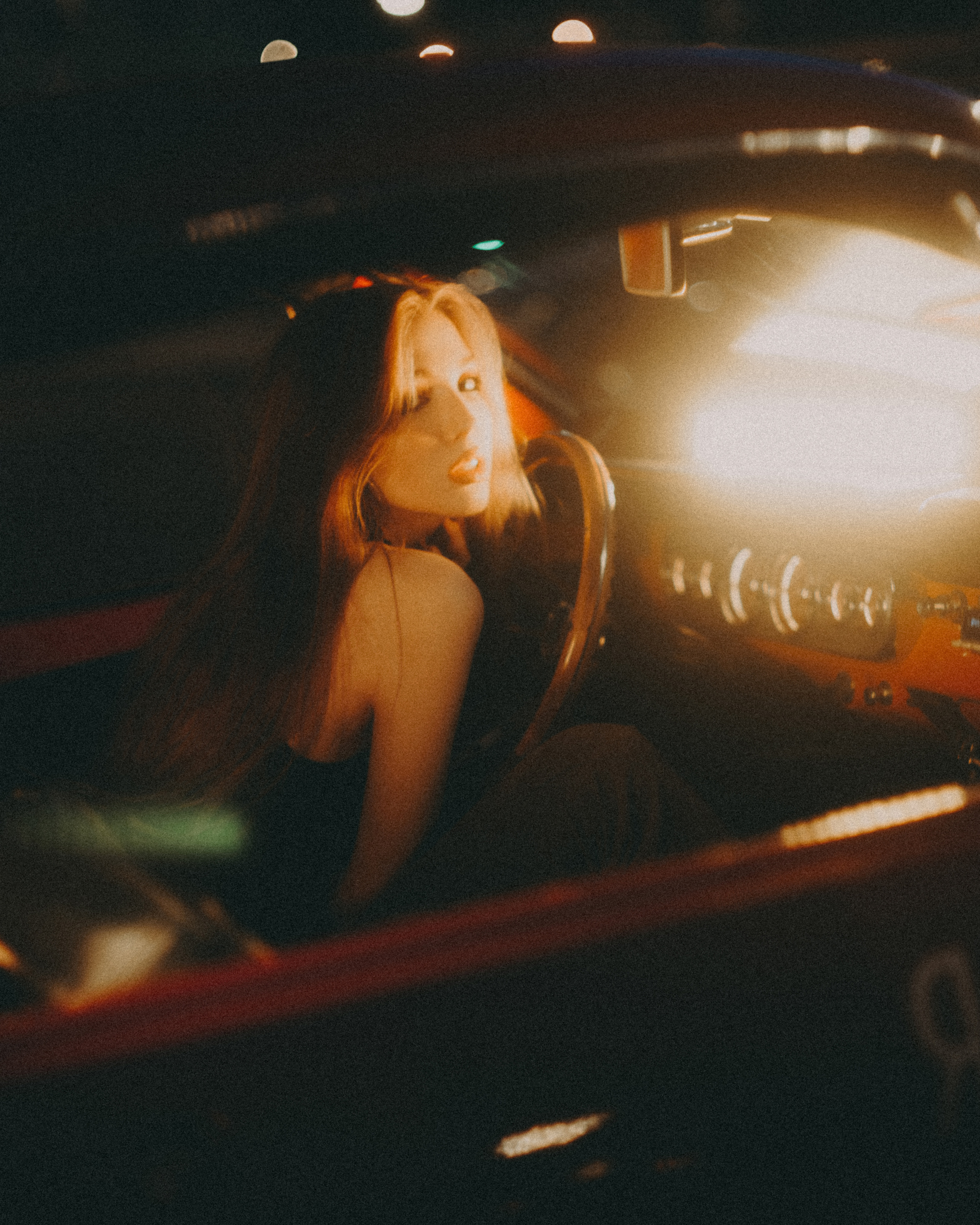 Кинематографичная фотосессия в машине с цветным светом