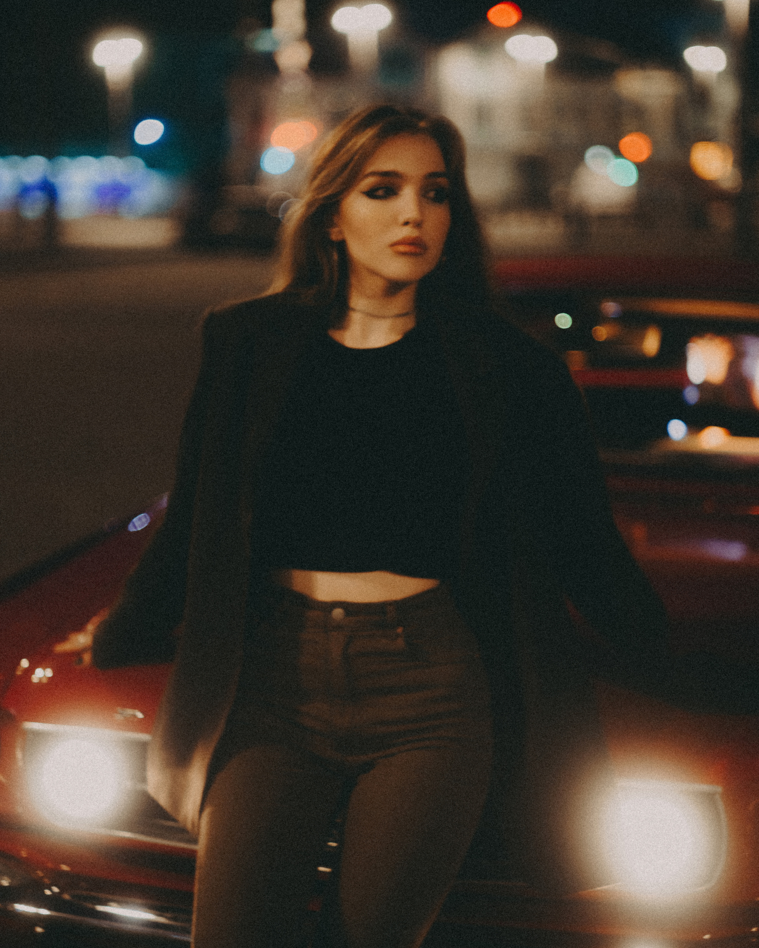 Кинематографичная фотосессия в машине с цветным светом