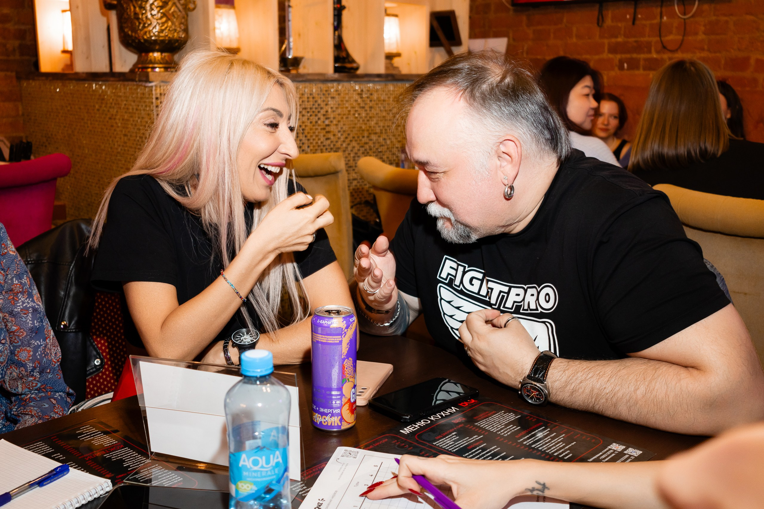 Два игрока викторины эмоционально обсуждают вопрос