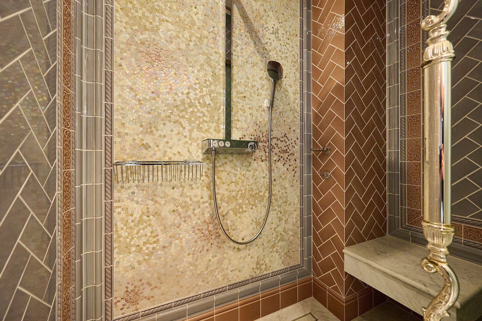 душевая кабина интересные рисунки голубо красные оттенки  