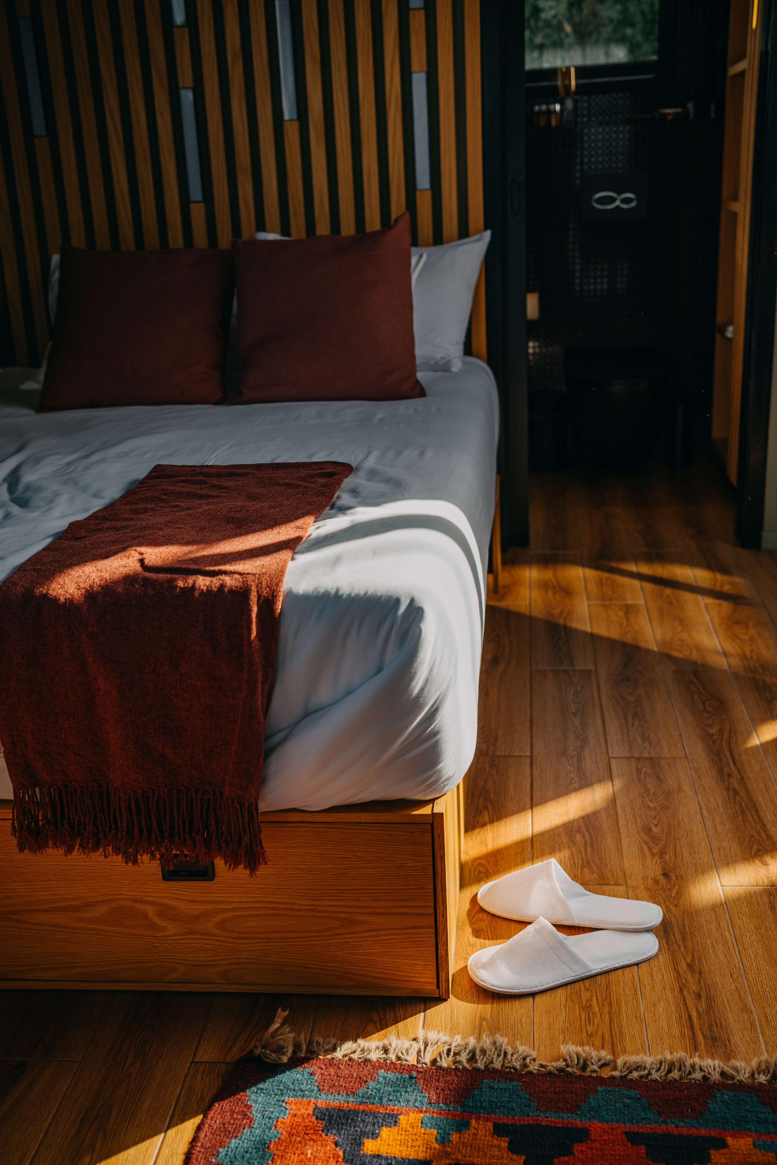 Интерьерная съемка отельного номера. Портретный и свадебный фотограф в Тбилиси • xeniqo