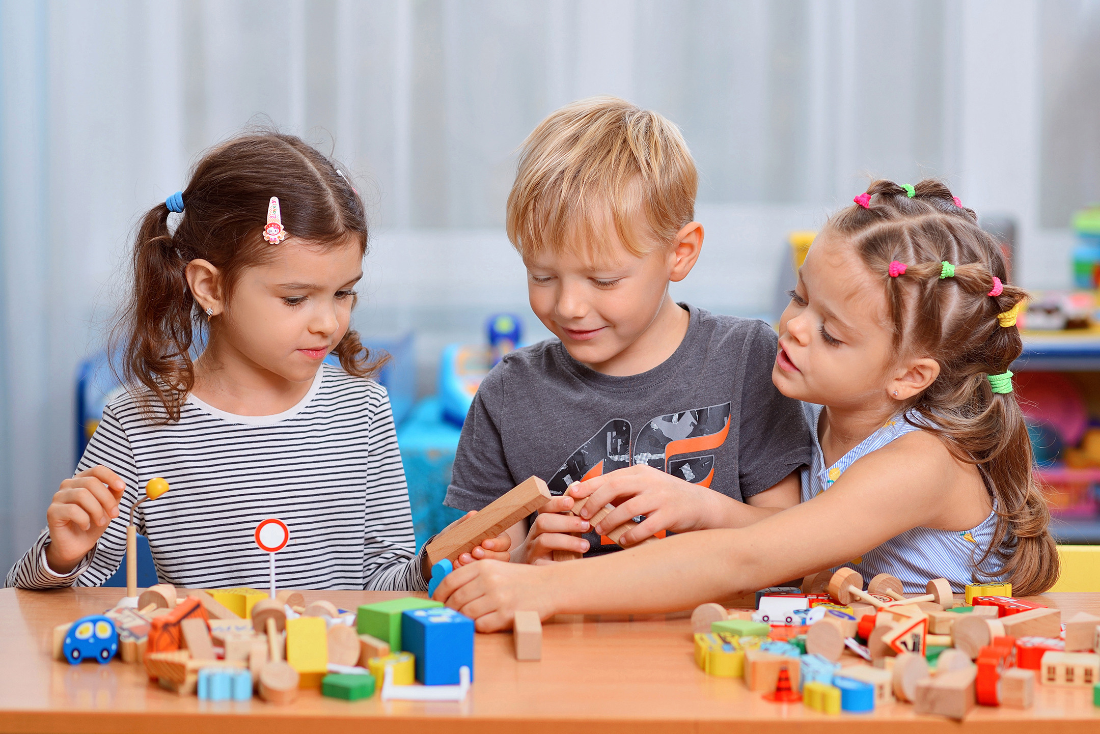 Дети в детском саду собирают конструктор