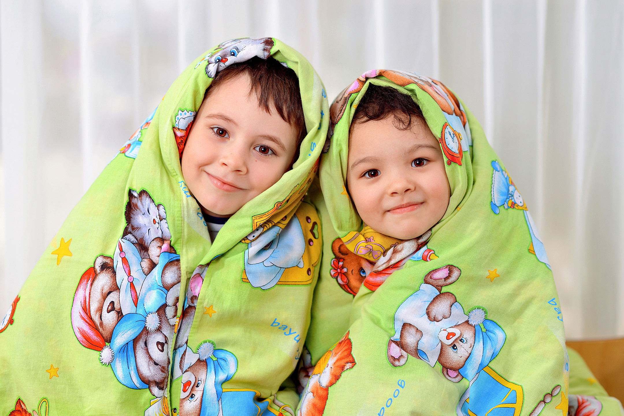 Портрет девочки и мальчика во время тихого часа в детском саду для выпускного фото альбома