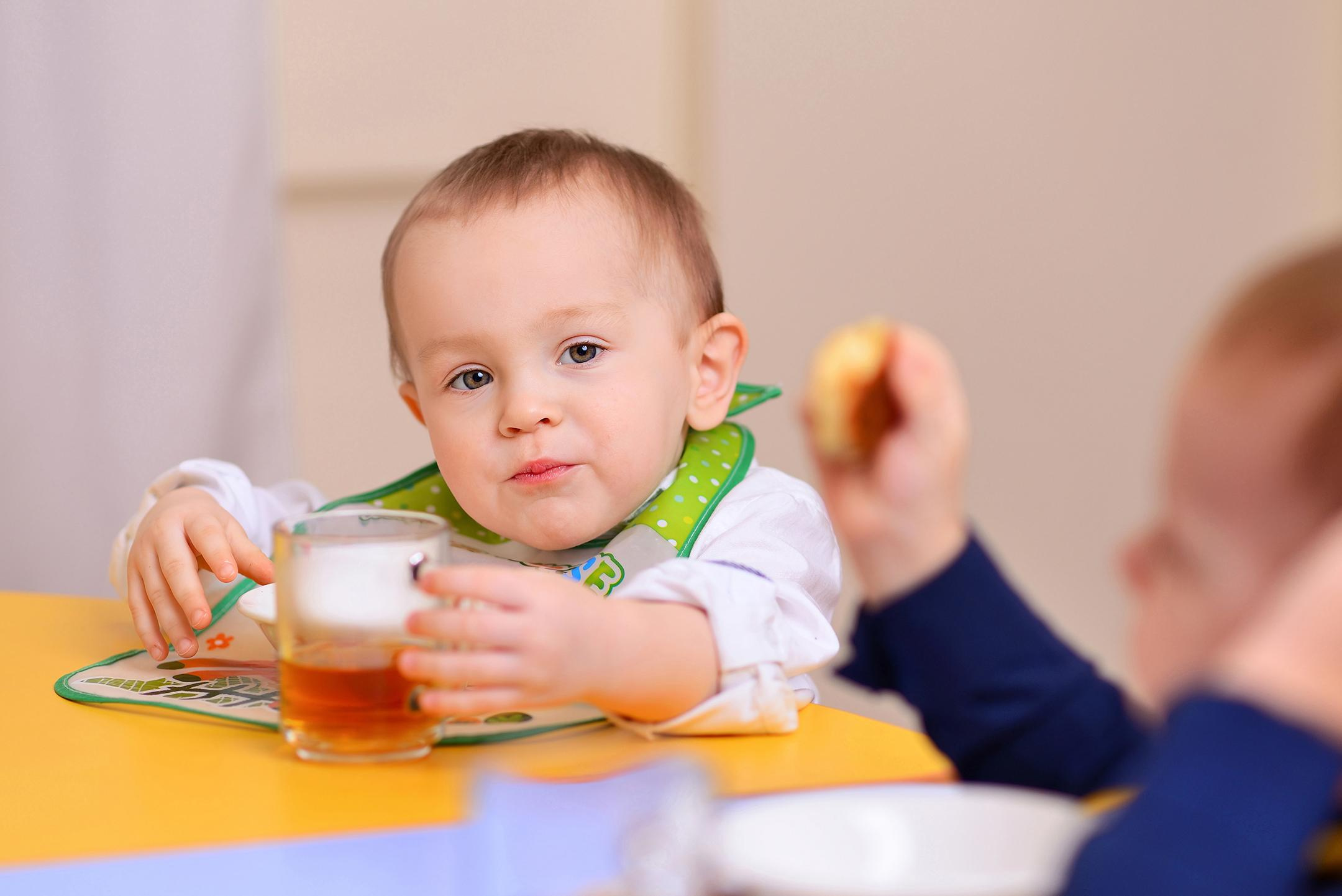Мальчик во время обеда в детском саду