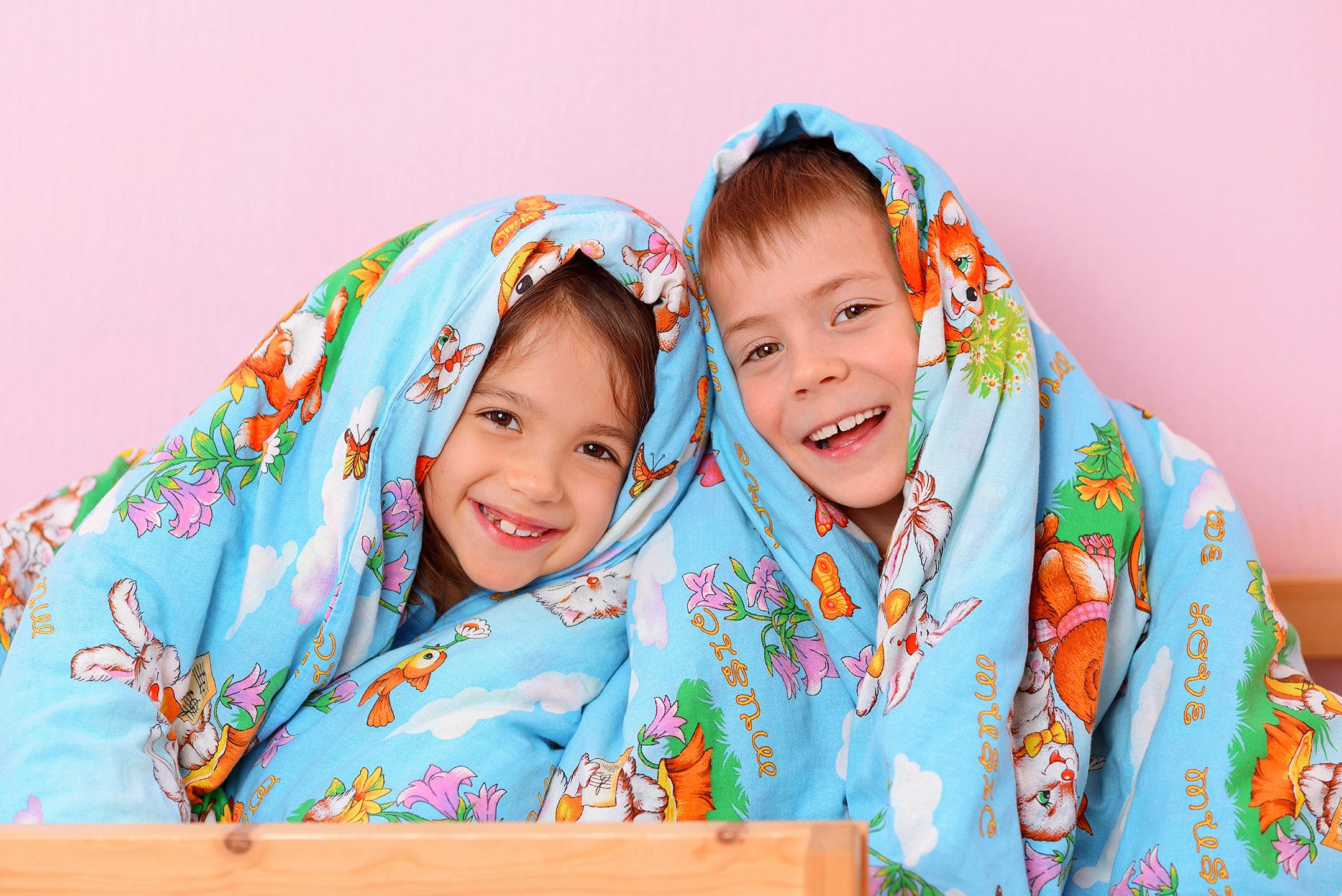 Портрет мальчика и девочки во время тихого часа в детском саду для выпускного фото альбома