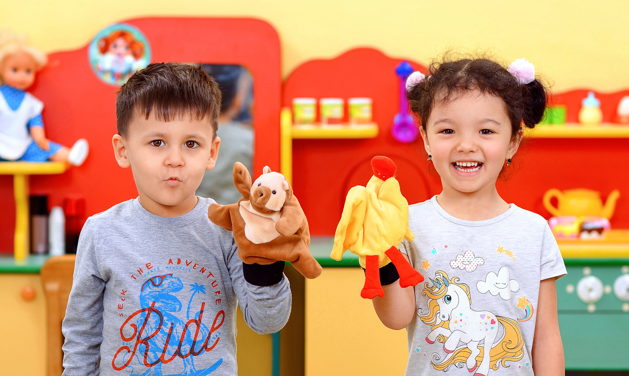 Портрет мальчика и девочки в детском саду с игрушками для выпускного фото альбома