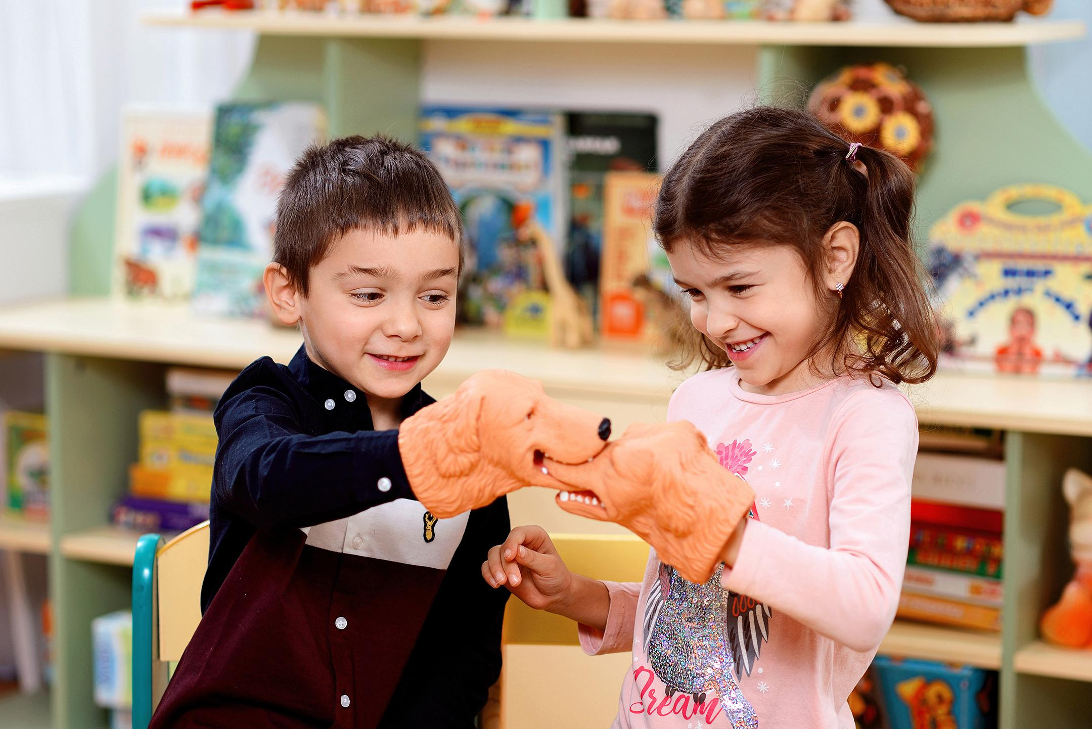 Портрет девочки и мальчика в детском саду с игрушками на руку для выпускного фото альбома