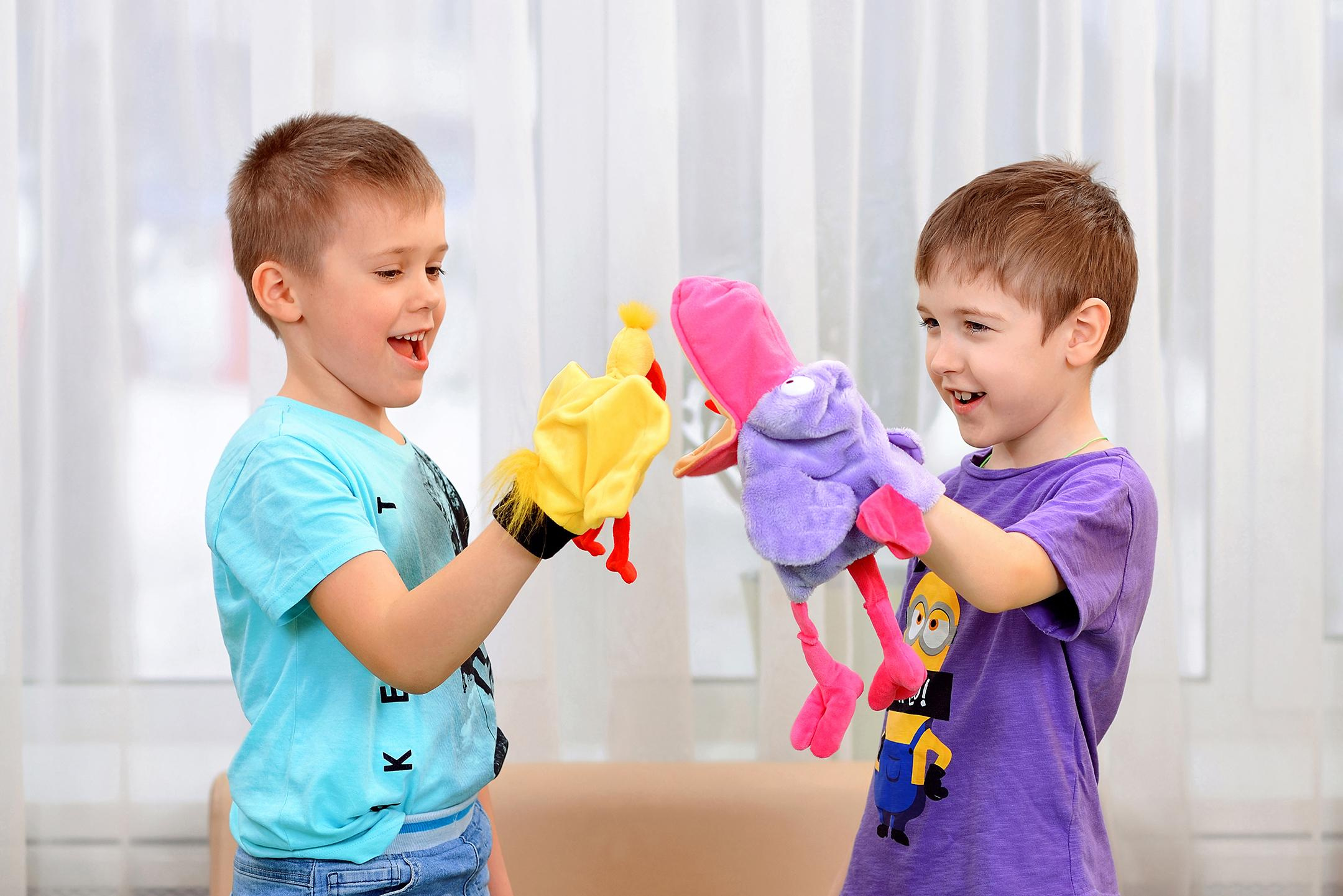 Портрет детей в детском саду с игрушками на руку для выпускного фото альбома