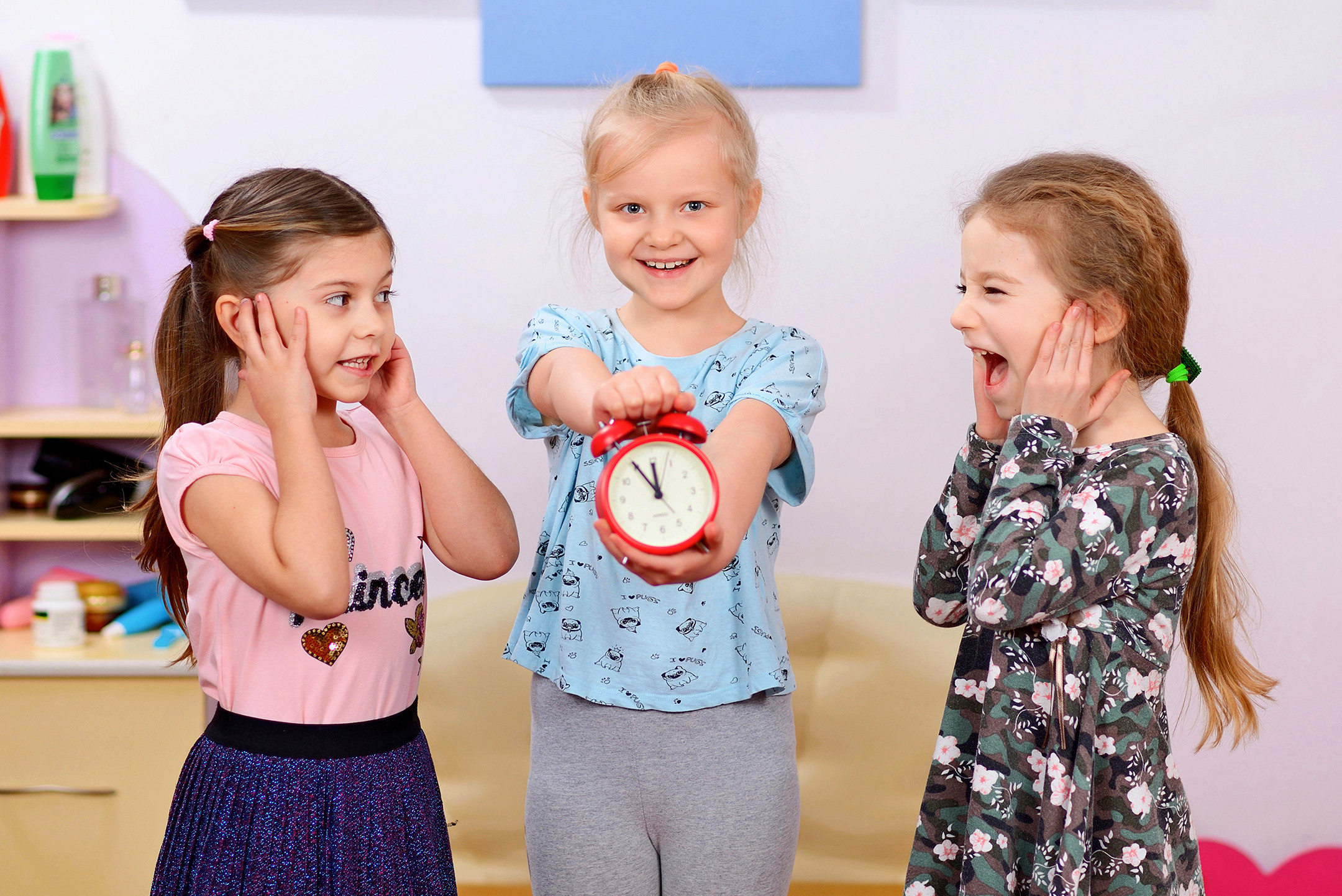 Портрет детей в детском саду с будильником для выпускного фото альбома