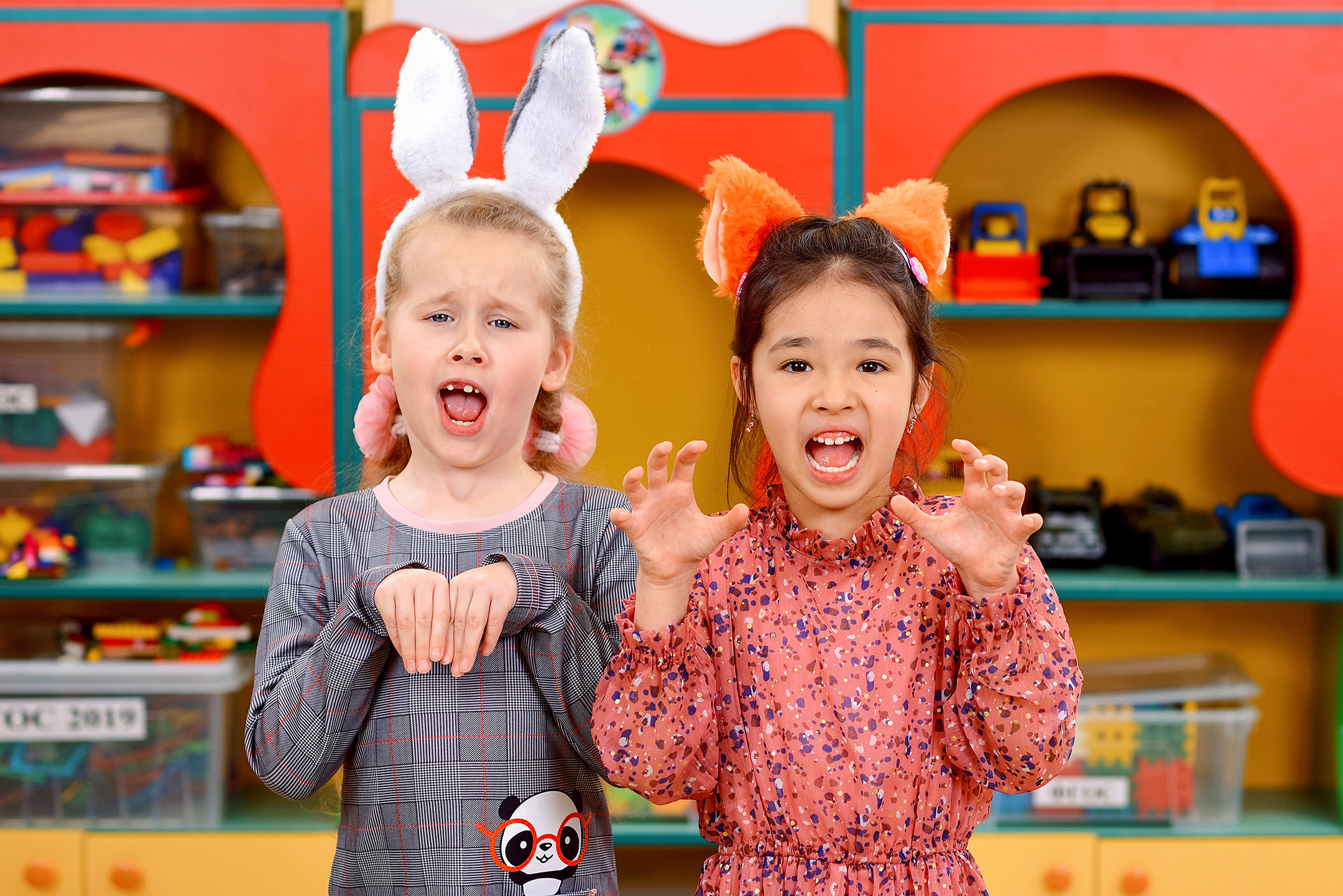 Дети в детском саду играют в зайца и лису