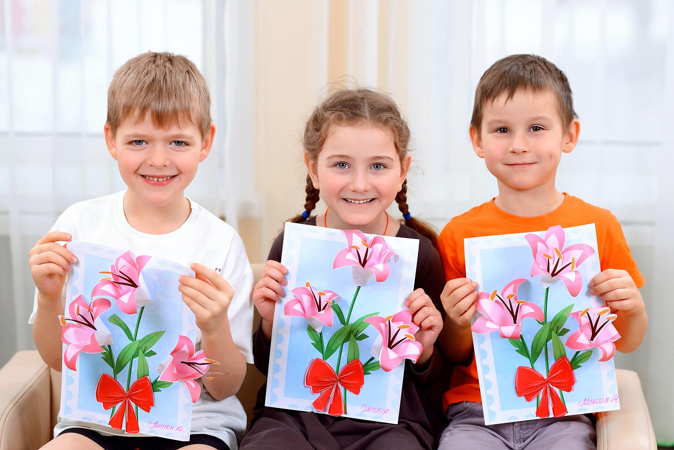 Дети в детском саду показывают свои работы по аппликации