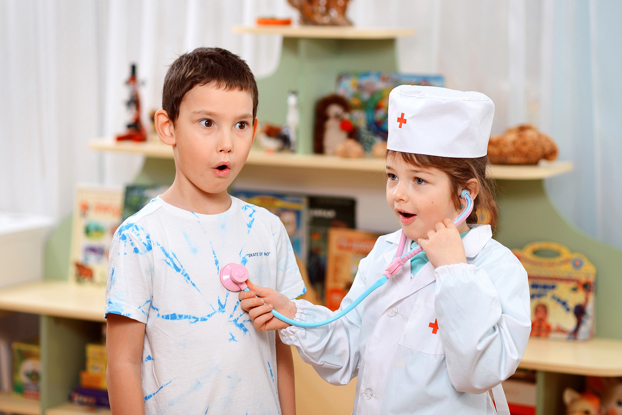 Фото детей в детском саду, которые играют в доктора и пациента