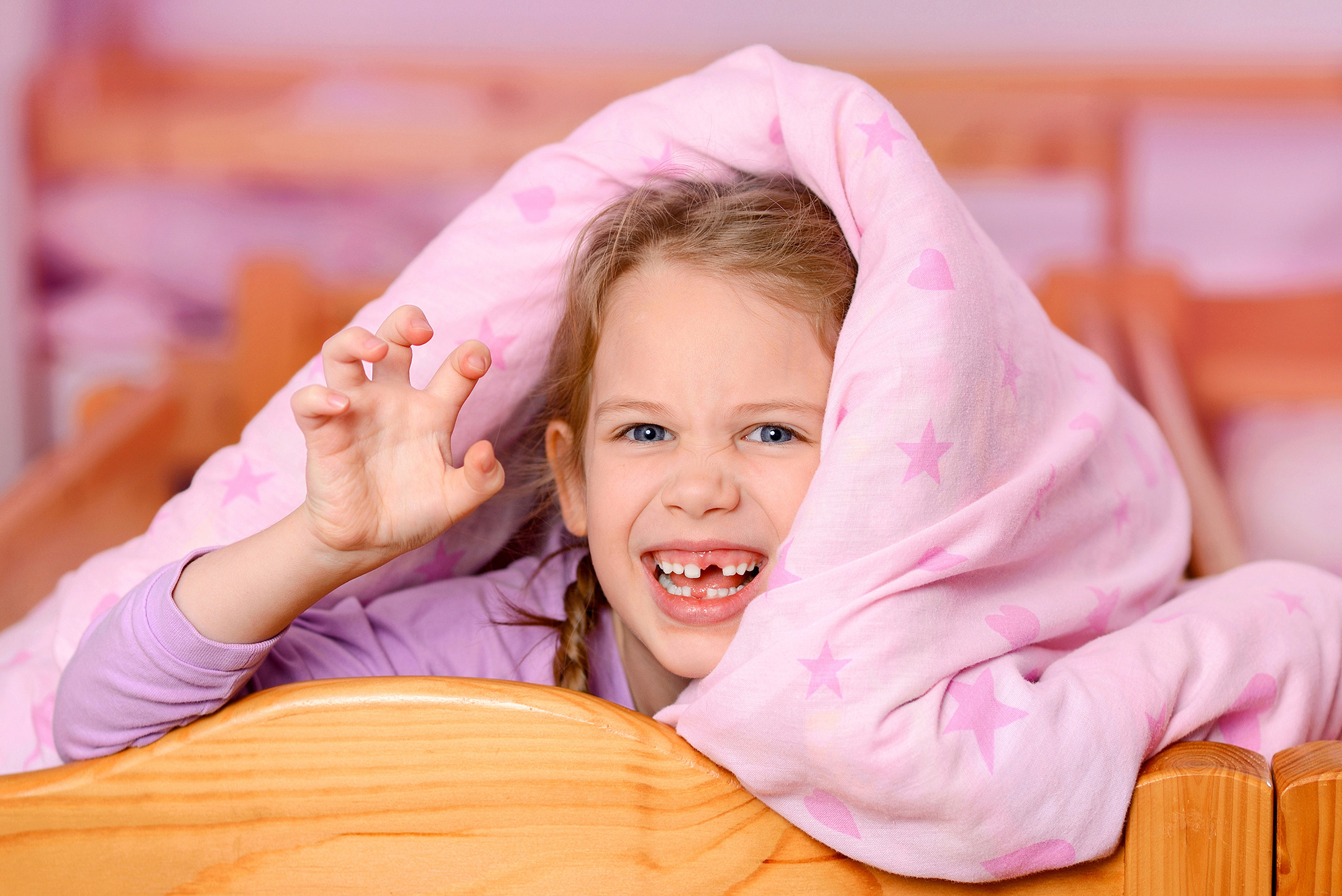 Портрет девочки во время тихого часа в детском саду для выпускного фото альбома