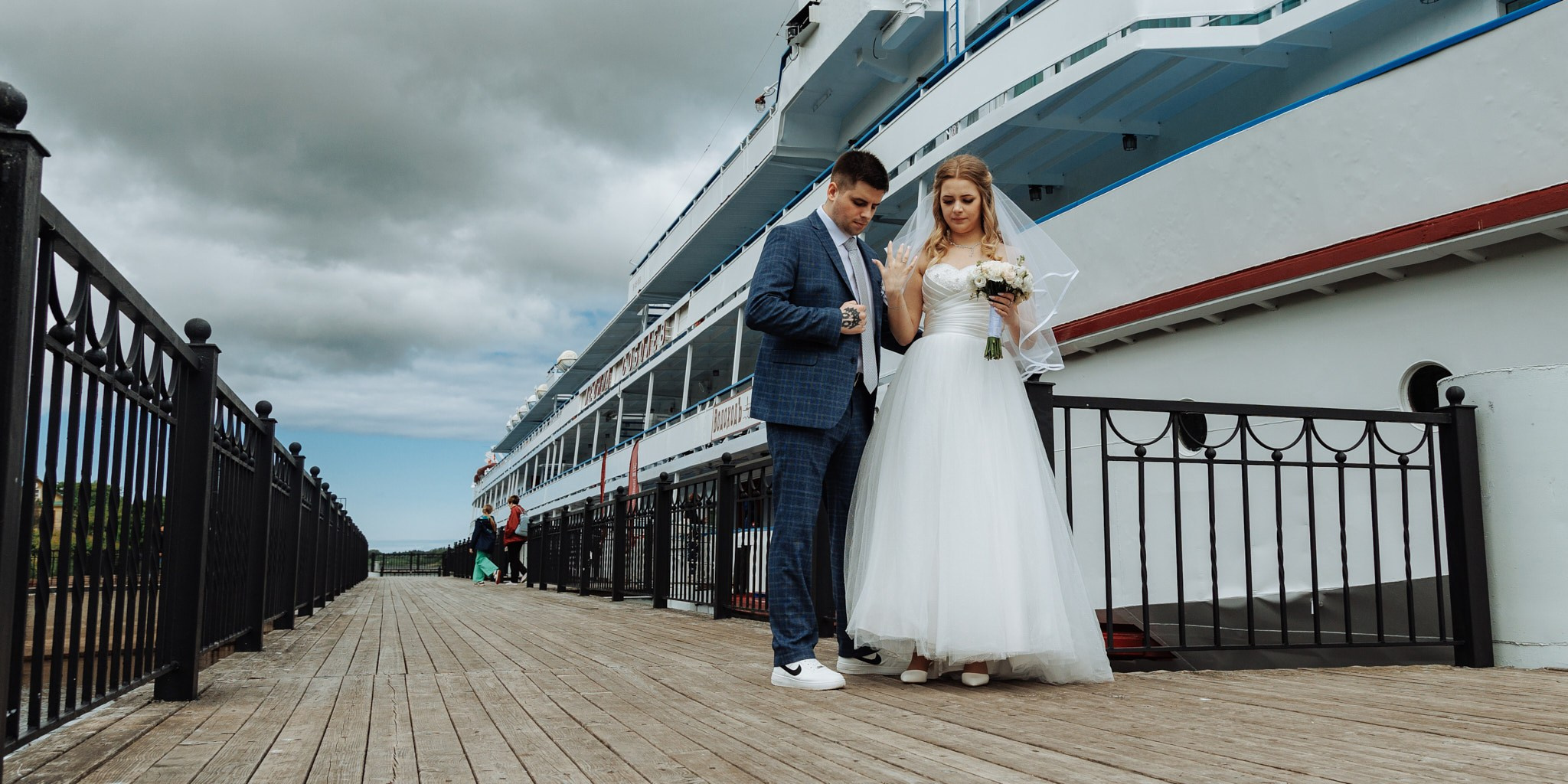 Лилия и Влад прогулка и банкет. Свадебный и семейный фотограф в г. Волхов Алексей Кочерыжкин