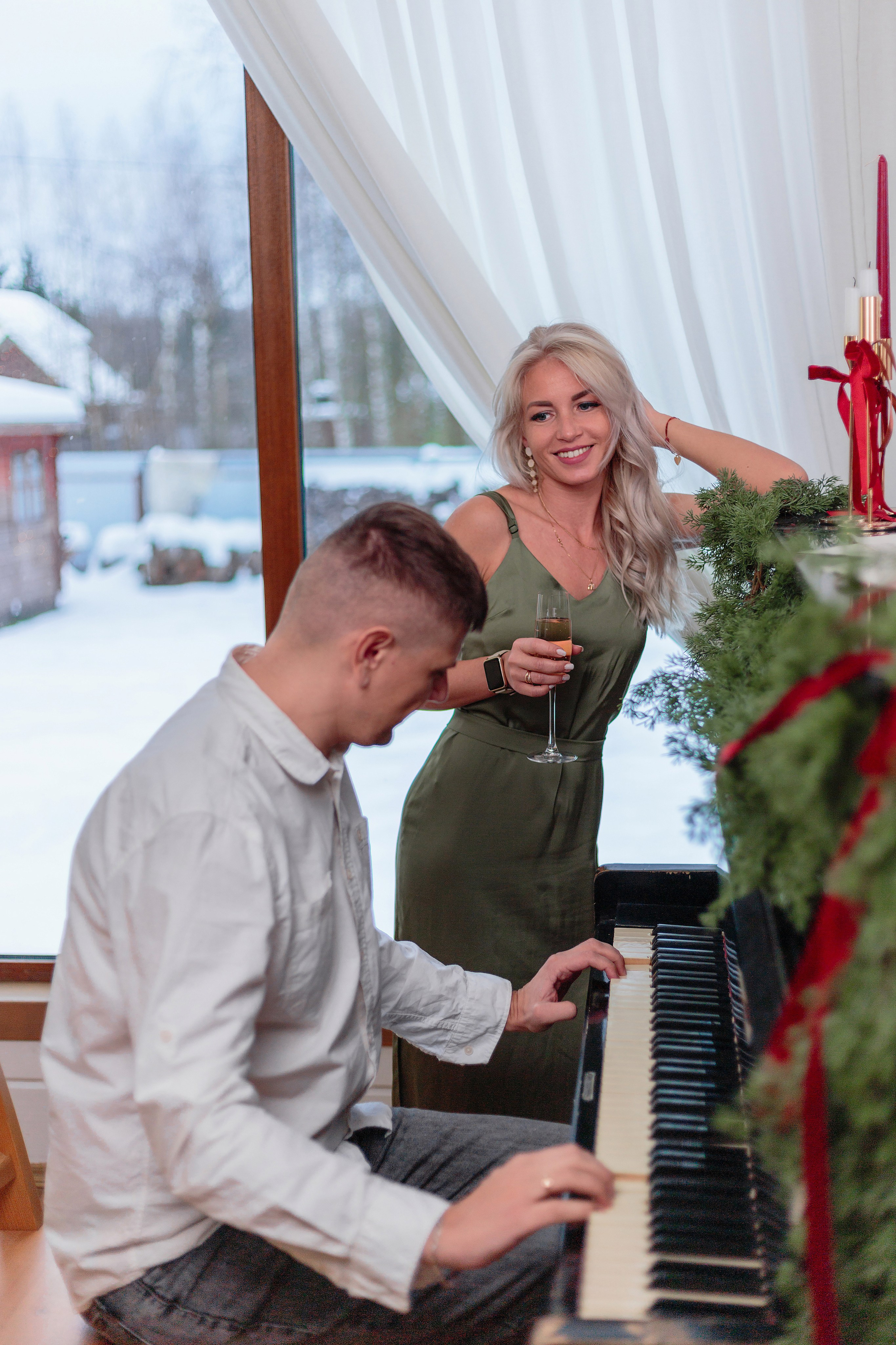 Новогодняя фотосессия пары с пианино