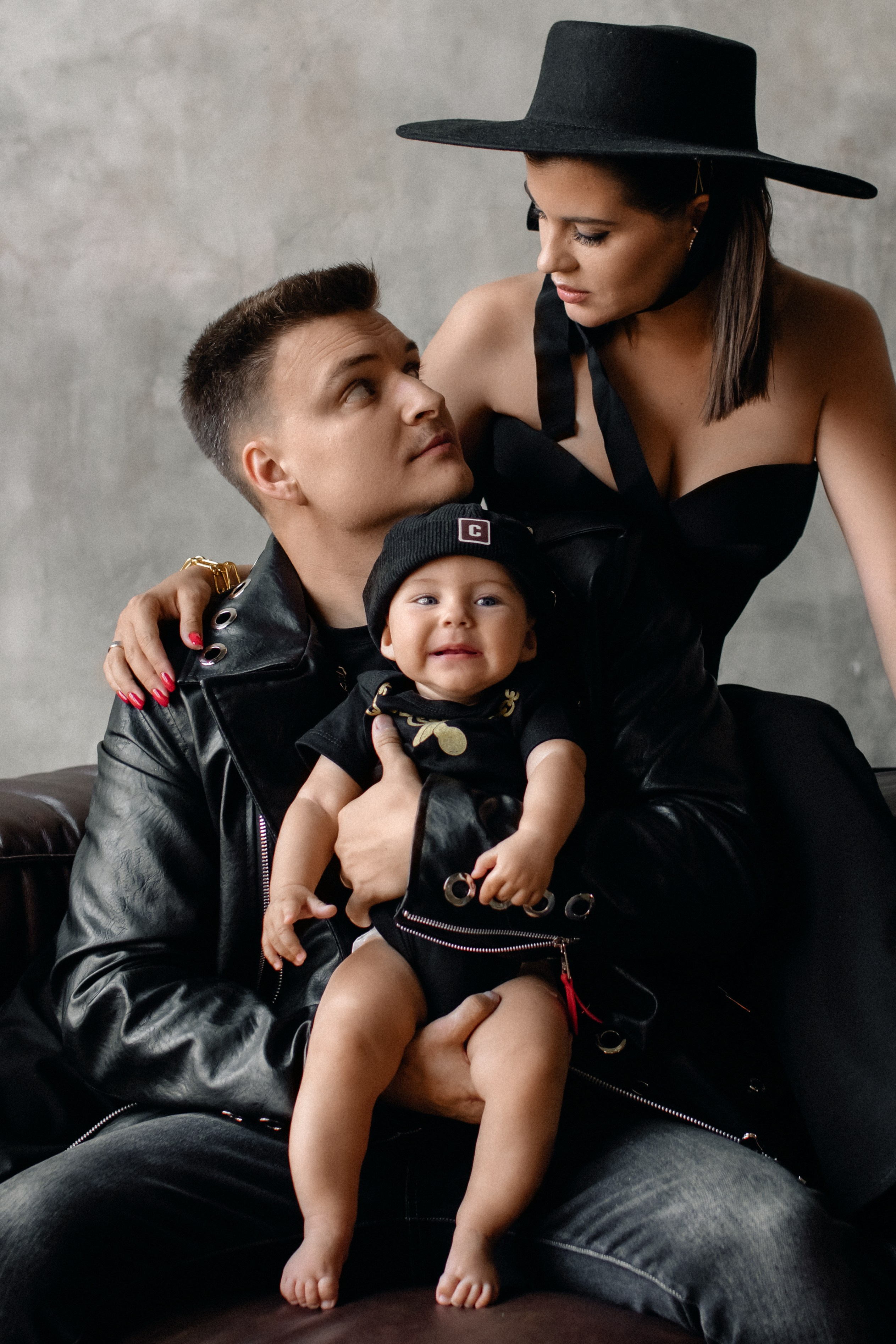 Мартину полгода. Семейная фотосессия в темной студии. Фотограф в Москве Ольга Сатони