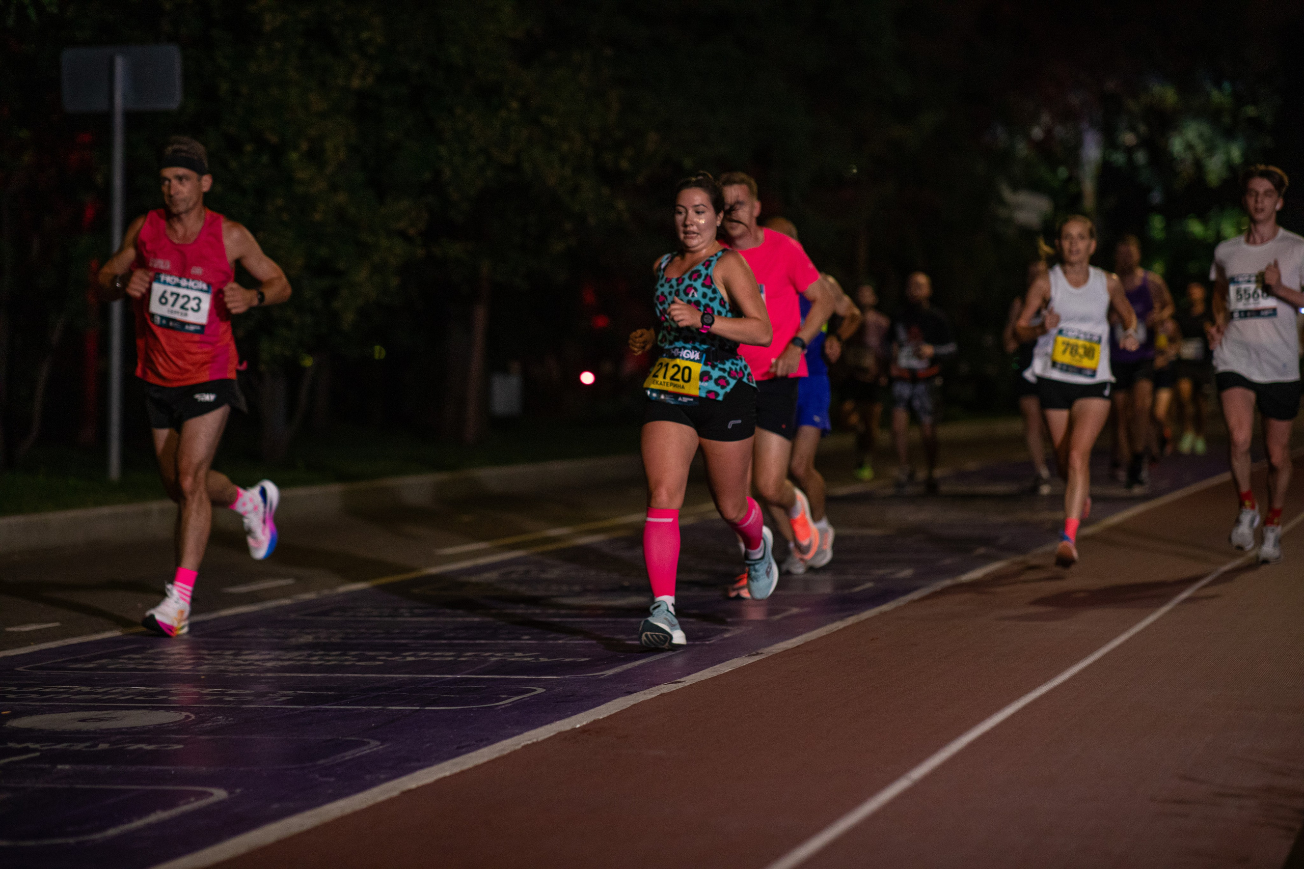 Ночной забег в ленте фотографий бегунов 03.08.24. Фотограф Сергей Ловкий