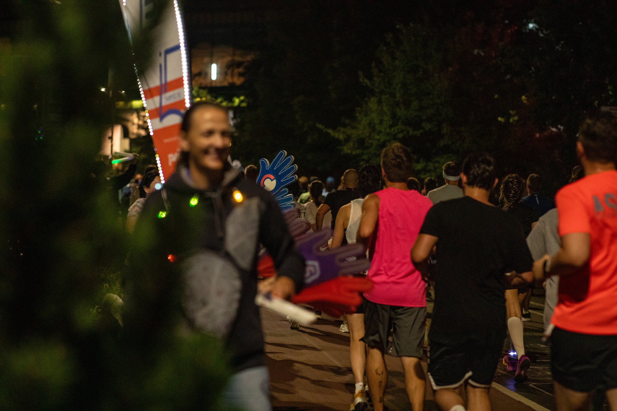 Ночной забег в ленте фотографий бегунов 03.08.24. Фотограф Сергей Ловкий