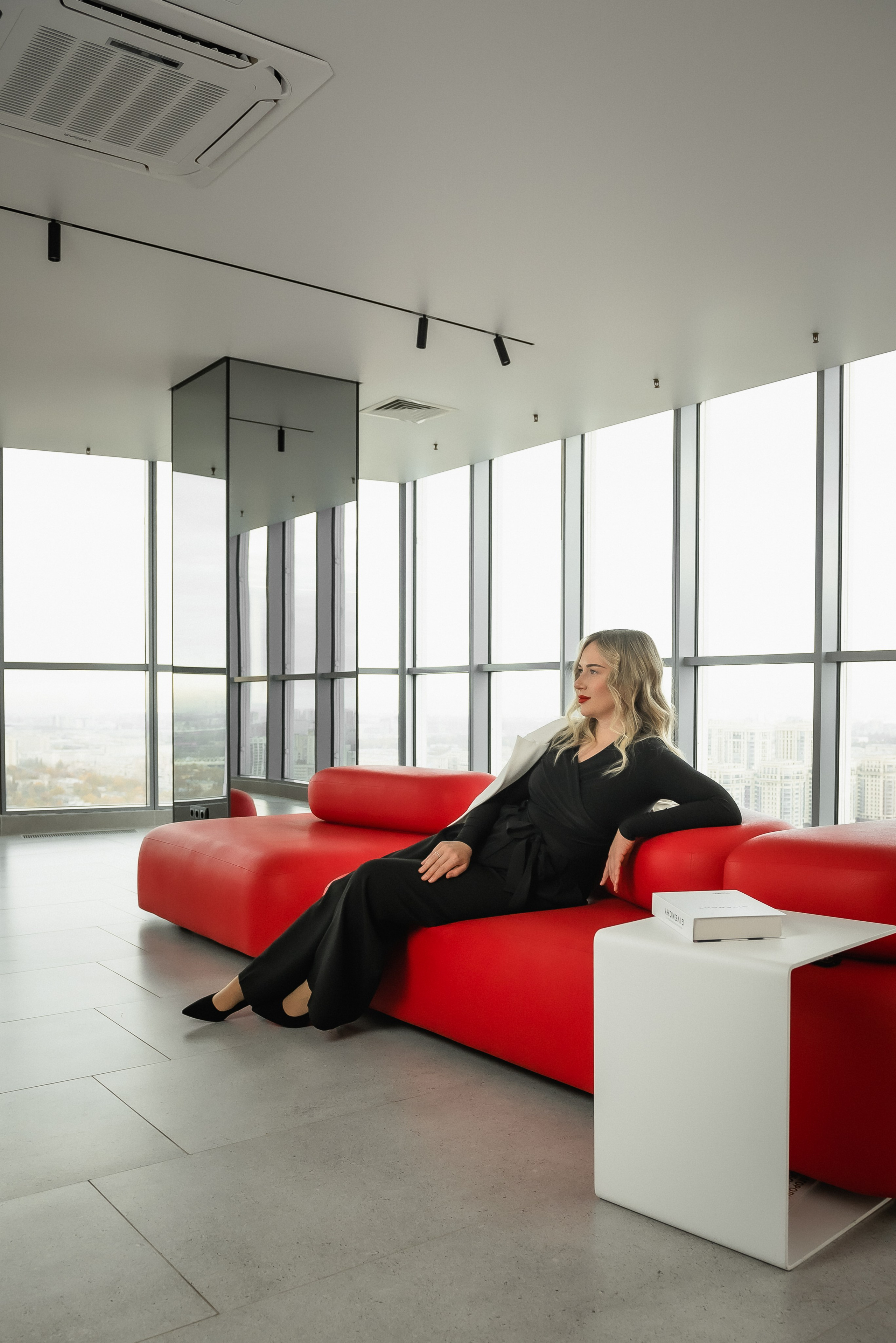 Портрет на красном фоне. КОНТЕНТ | БРЕНД фотограф Санкт-Петербург — Жанна Олтаржевская