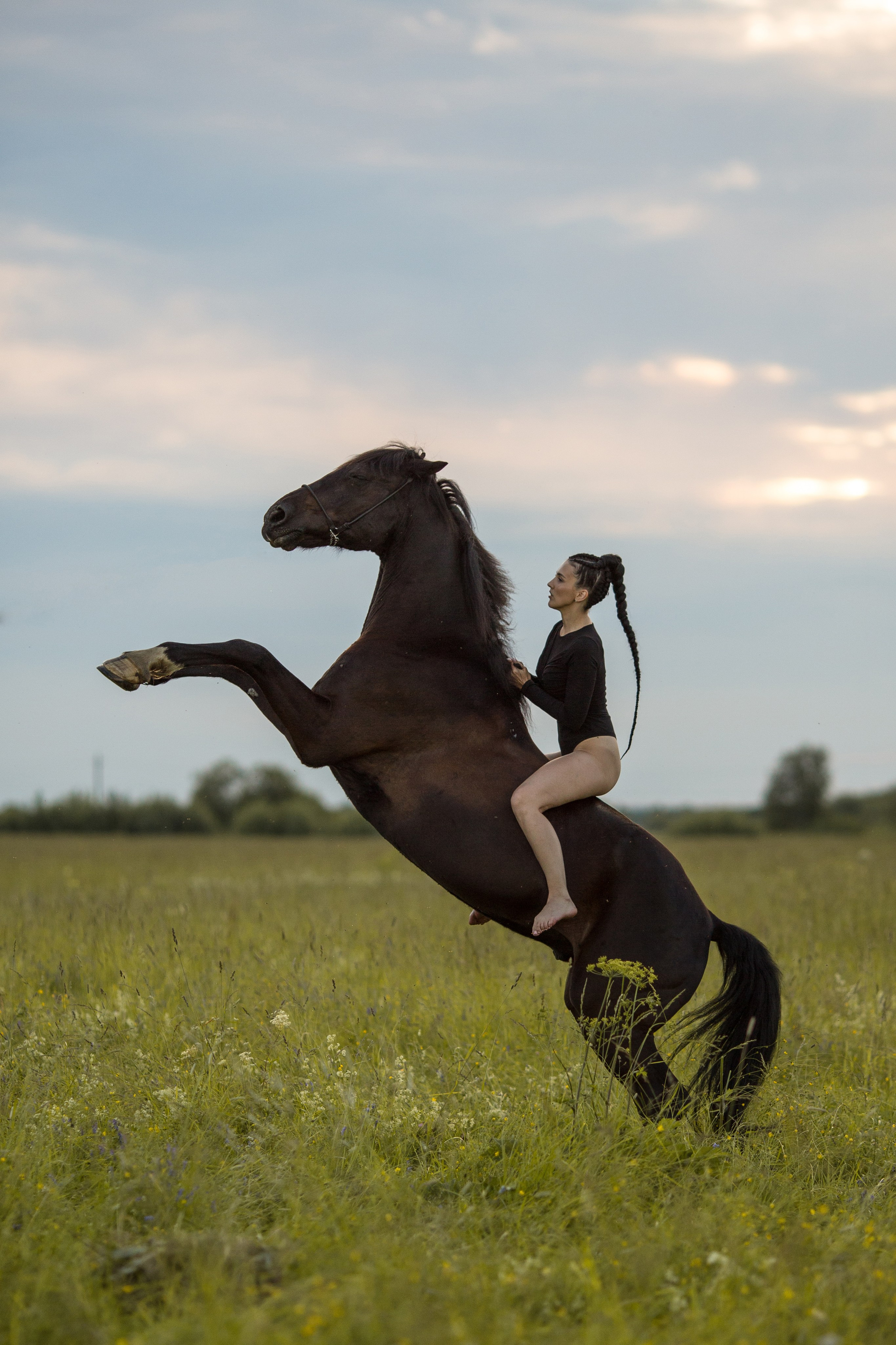 Фотосессия с лошадью в купальнике в поле