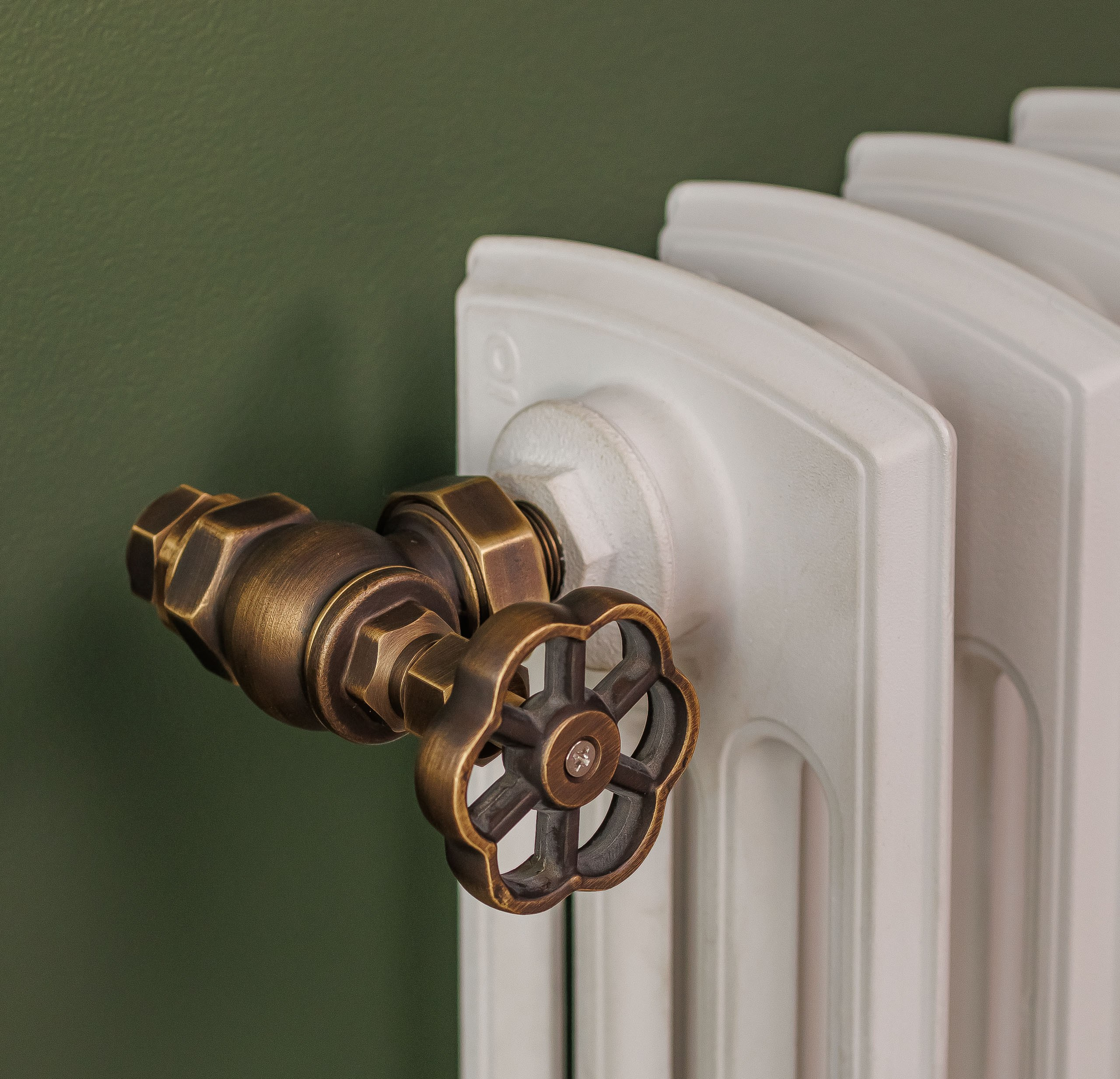 Предметные фотографии дизайнерских радиаторов отопления в стиле ретро