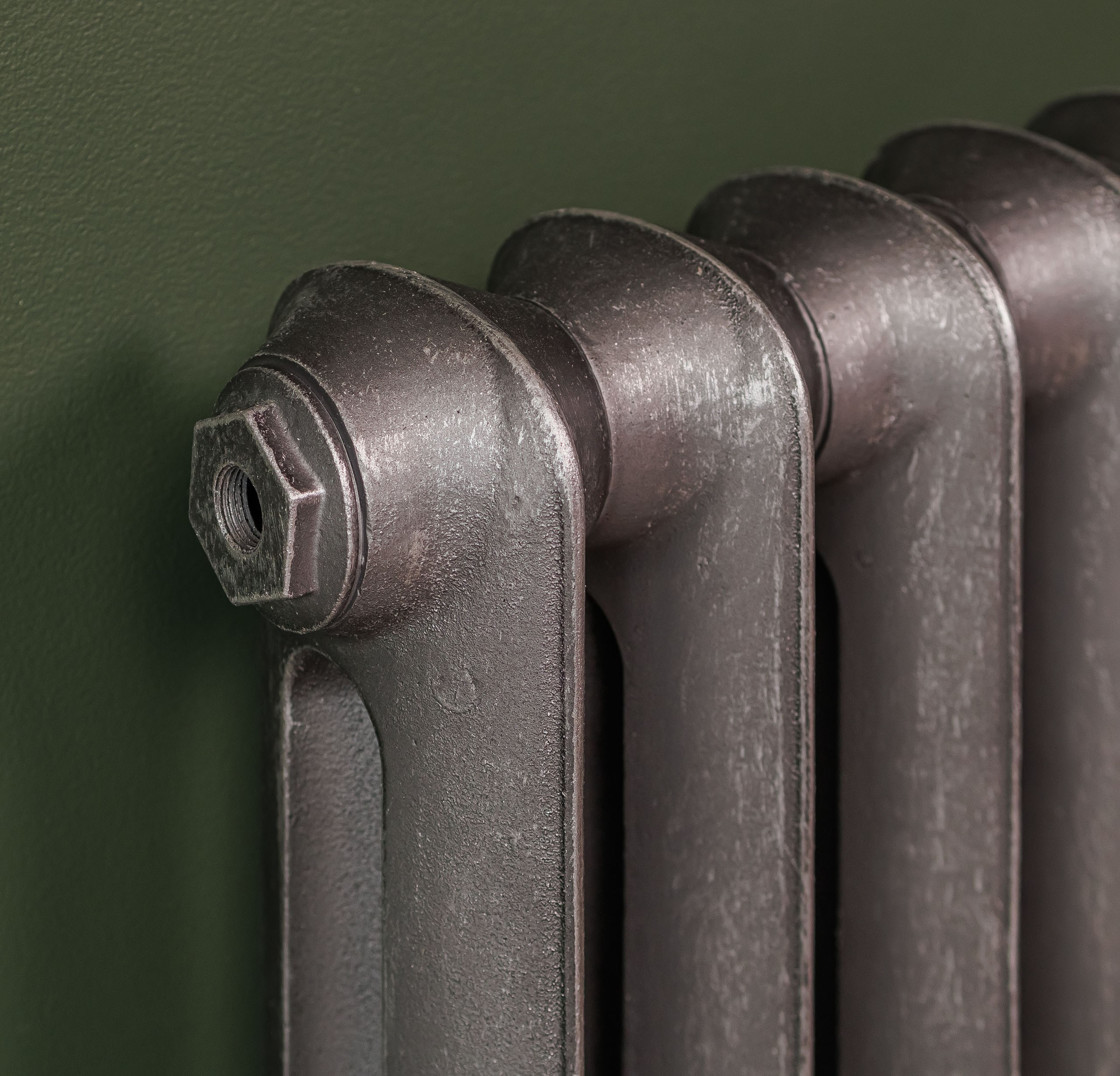 Предметные фотографии дизайнерских радиаторов отопления в стиле ретро