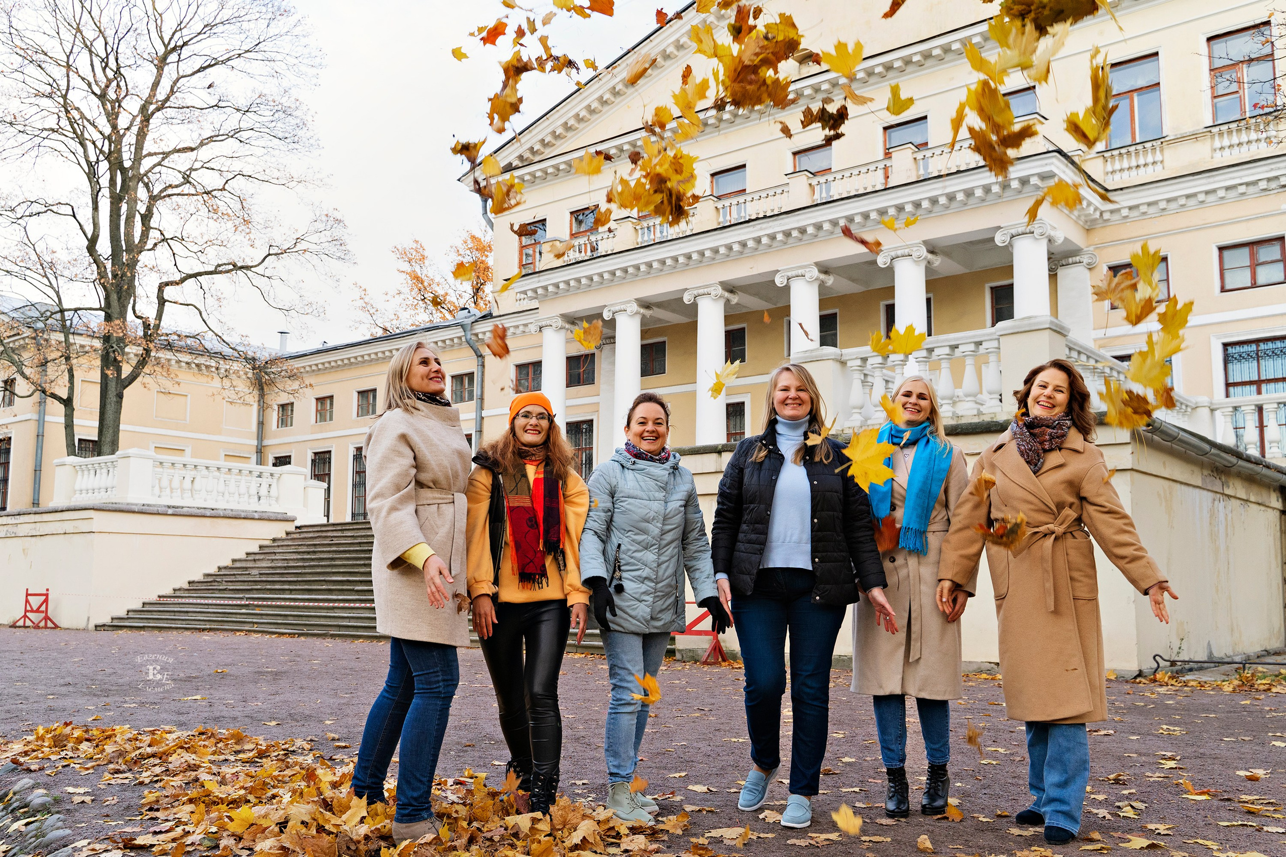 Групповая осенняя фотография. Семейный и портретный фотограф в Санкт-Петербурге Евгения Елемена