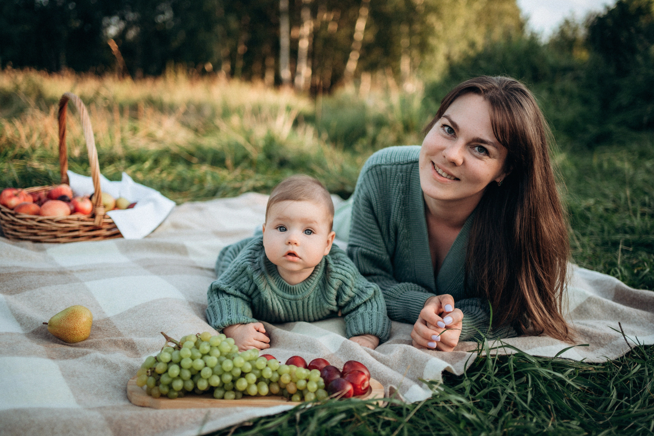Прогулка в поле. Фотограф новорожденных и малышей до года в Москве Анастасия Соколова