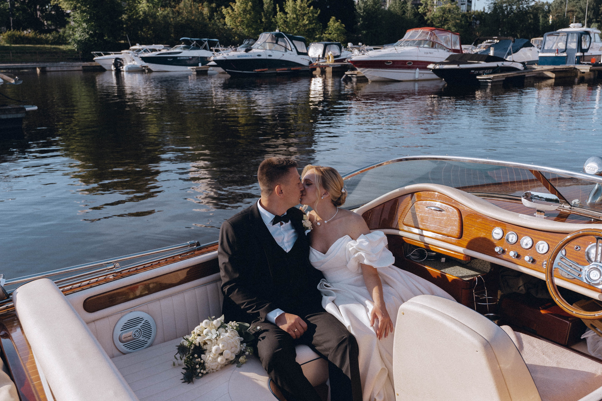 СВАДЕНБНАЯ СЬЕМКА НА КАТЕРЕ ПО КАНАЛАМ САНКТ-ПЕТЕРБУРГА И В АКВАТОРИИ НЕВЫ. Профессиональный фотограф, Санкт-Петербург — Виктория Богомолова