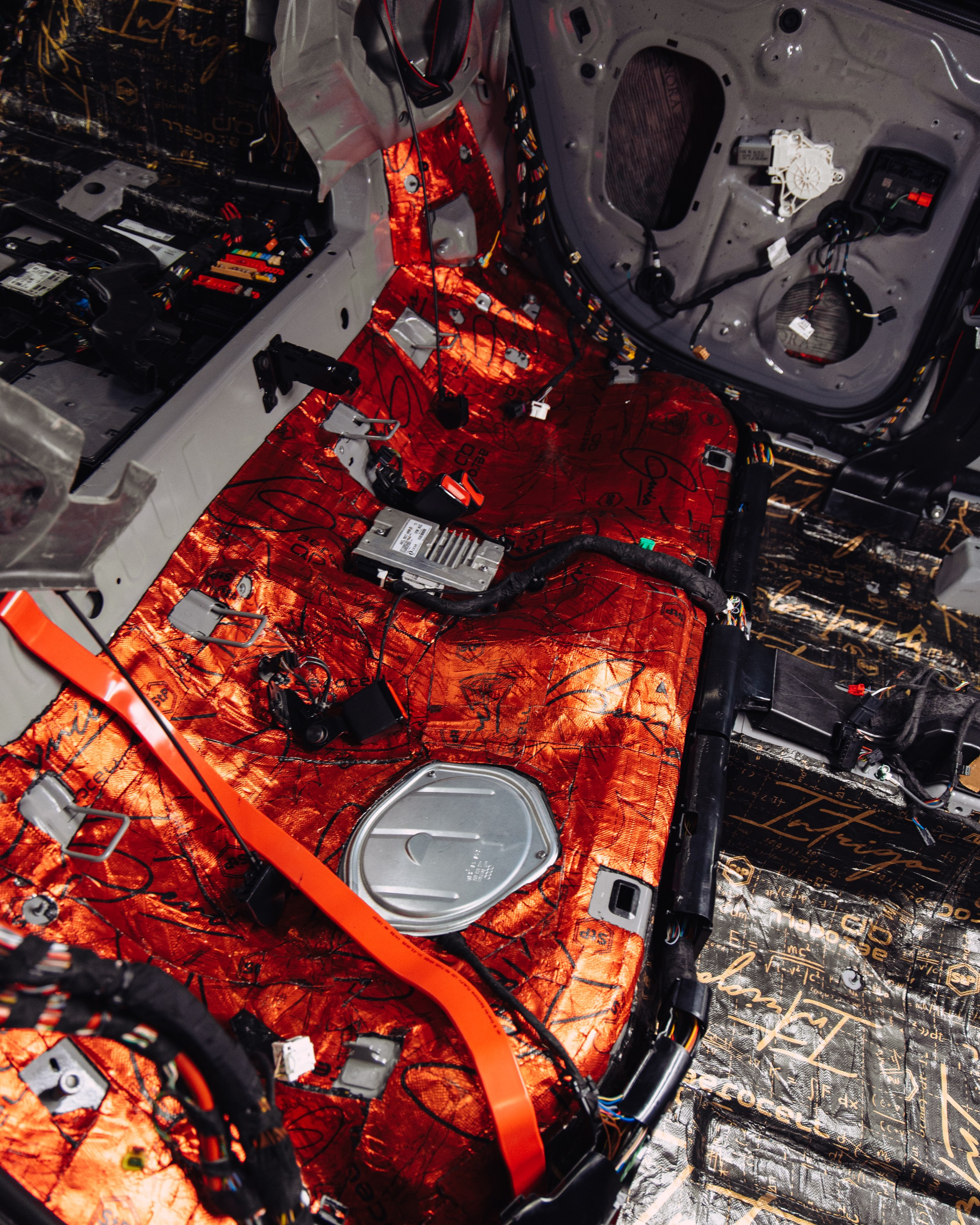 Audi RS6 снятие старой шумоизоляции и нанесение новой. DeLorein