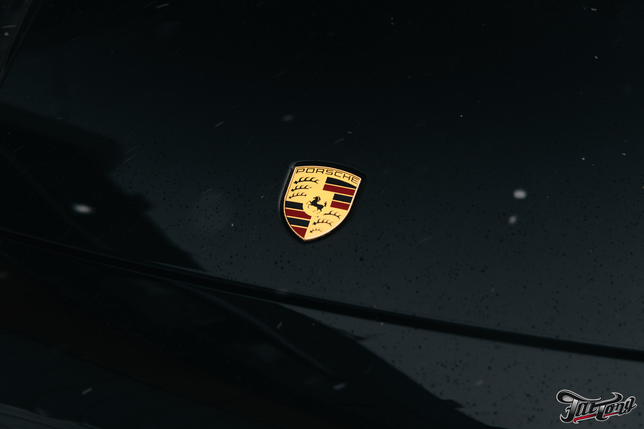 Porsche Сayenne пошив потолка в коричневую алькантару. DeLorein