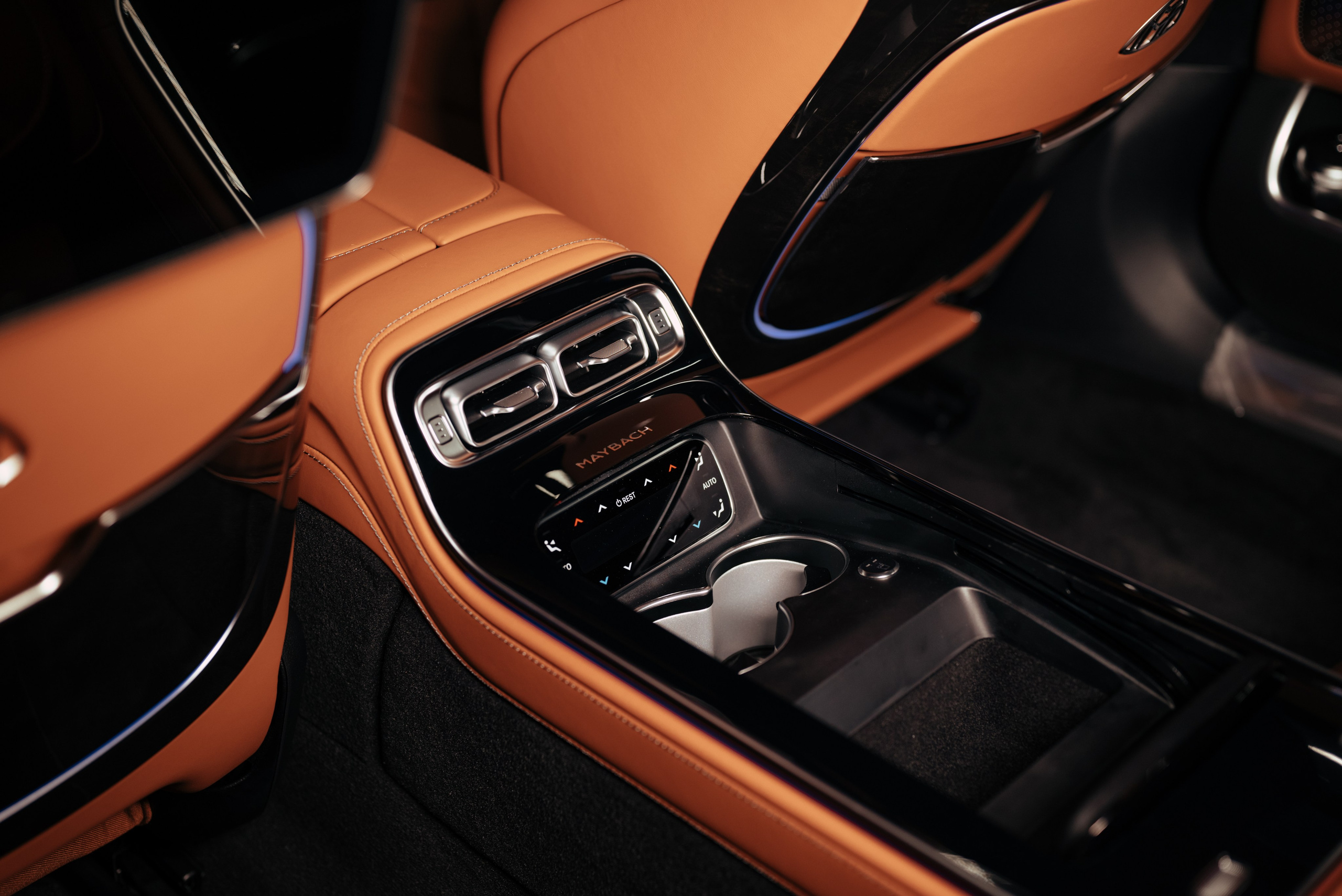 Mercedes Maybach v12 Black. DeLorein