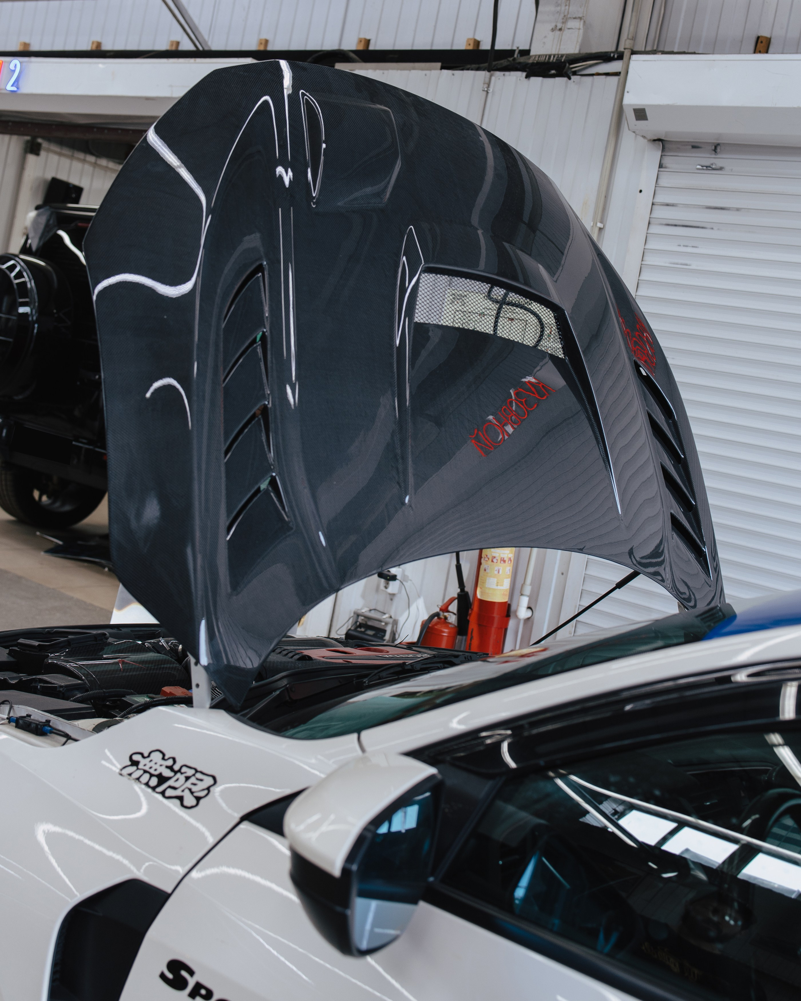 Honda Сivic type R снятие краски c капота и лачка карбона. DeLorein