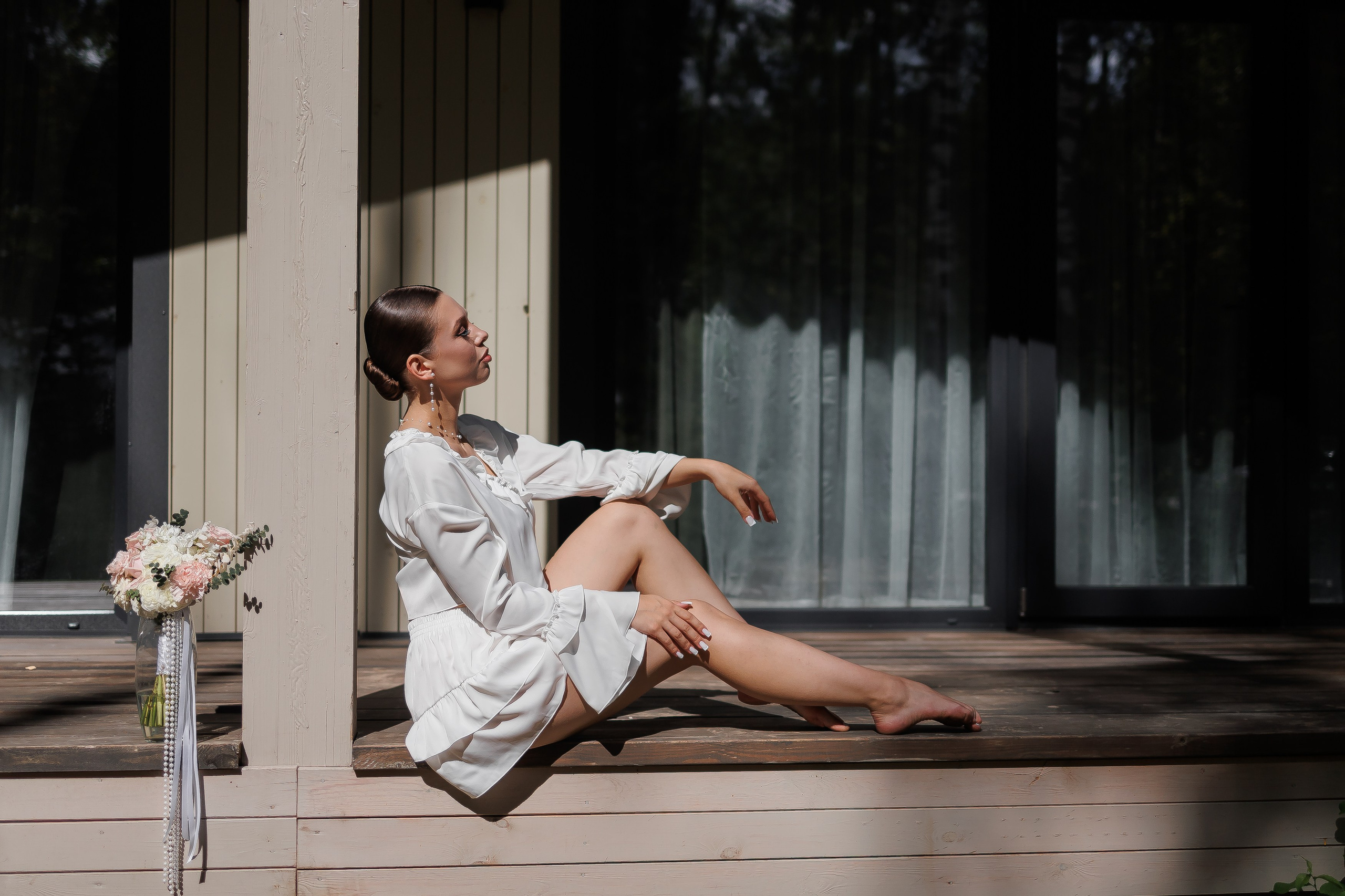 Невеста сидит на крылечке перед свадьбой