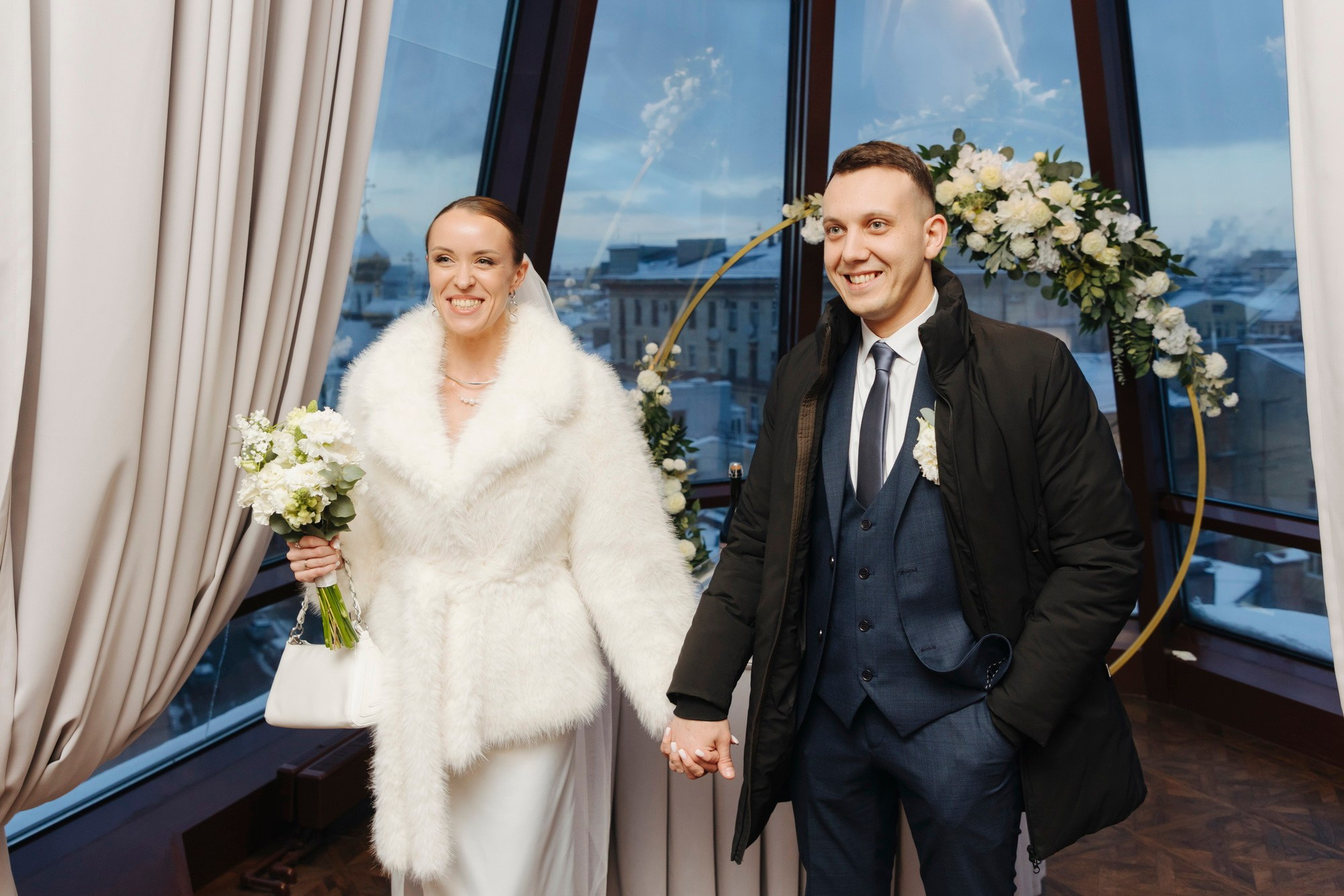 где купить свадебный букет, какой подарок подарить на свадьбу, свадебное платье где купить спб, свадебный салон, актуальные свадебные платья 2025, костюм для жениха, какой ресторан выбрать спб, отель для свадьбы