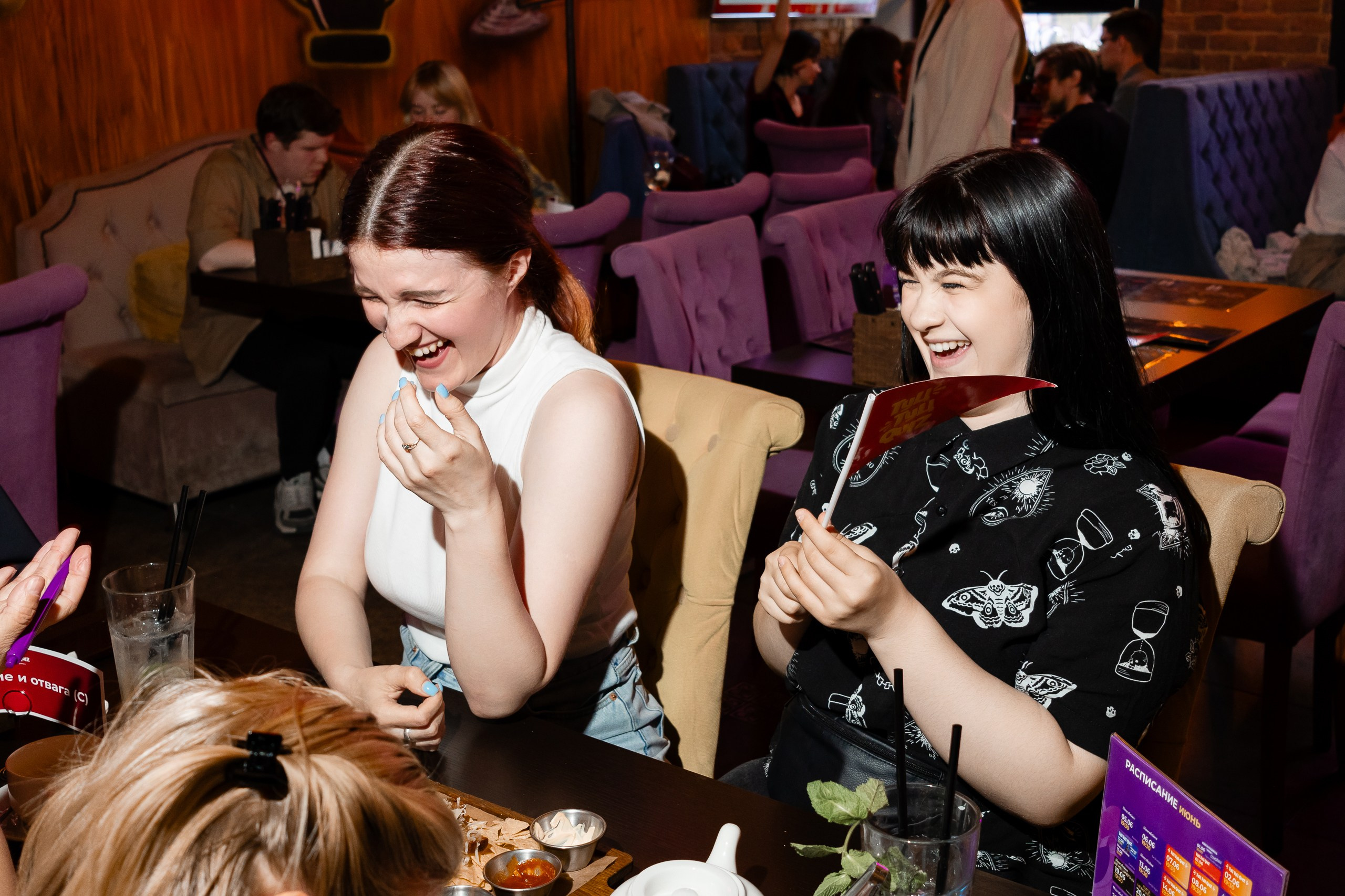 Счастливые лица игроков на игре квиз