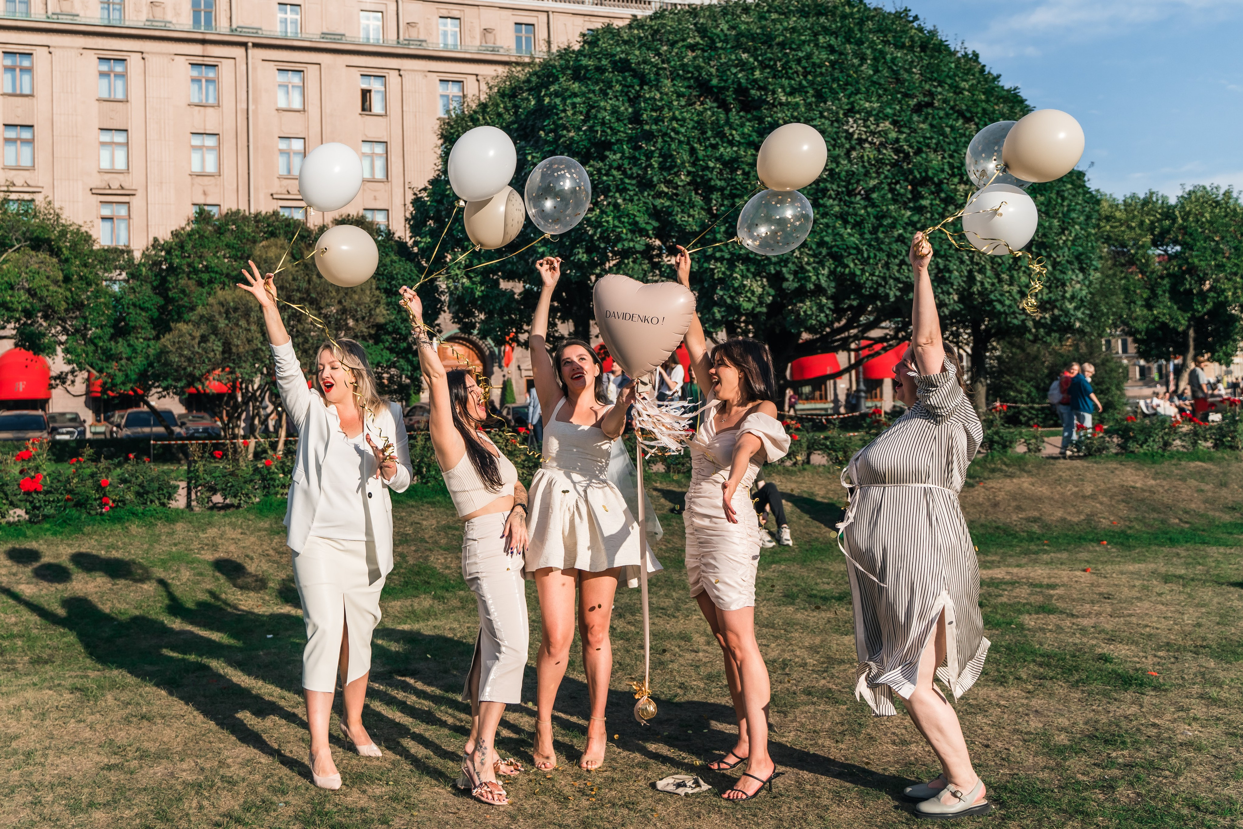 Фотосъемка девичника, встреча девушек, веселые женские портреты