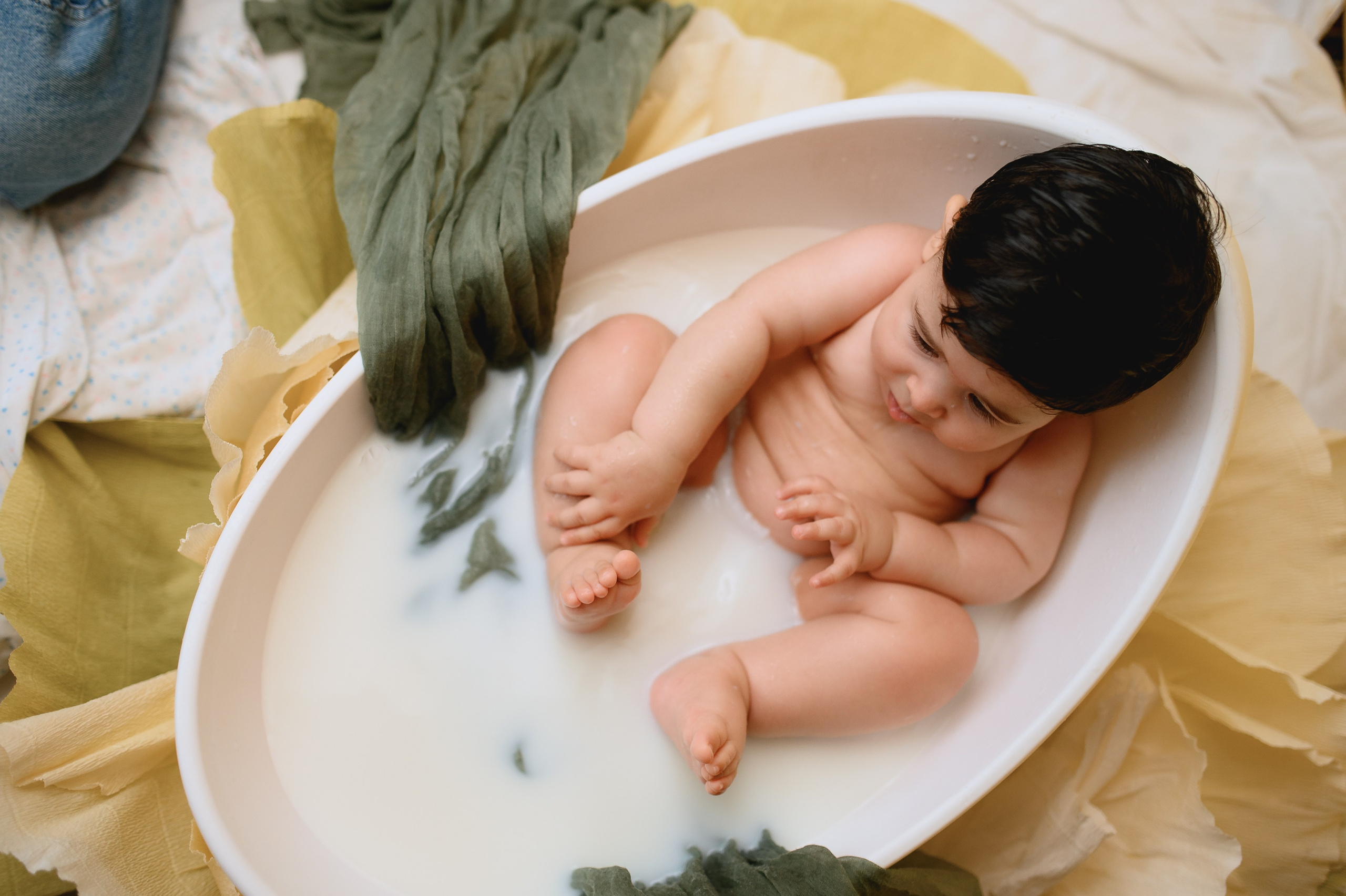 Тиграша 7 мес и молочная ванночка. Фотограф Котова Валентина