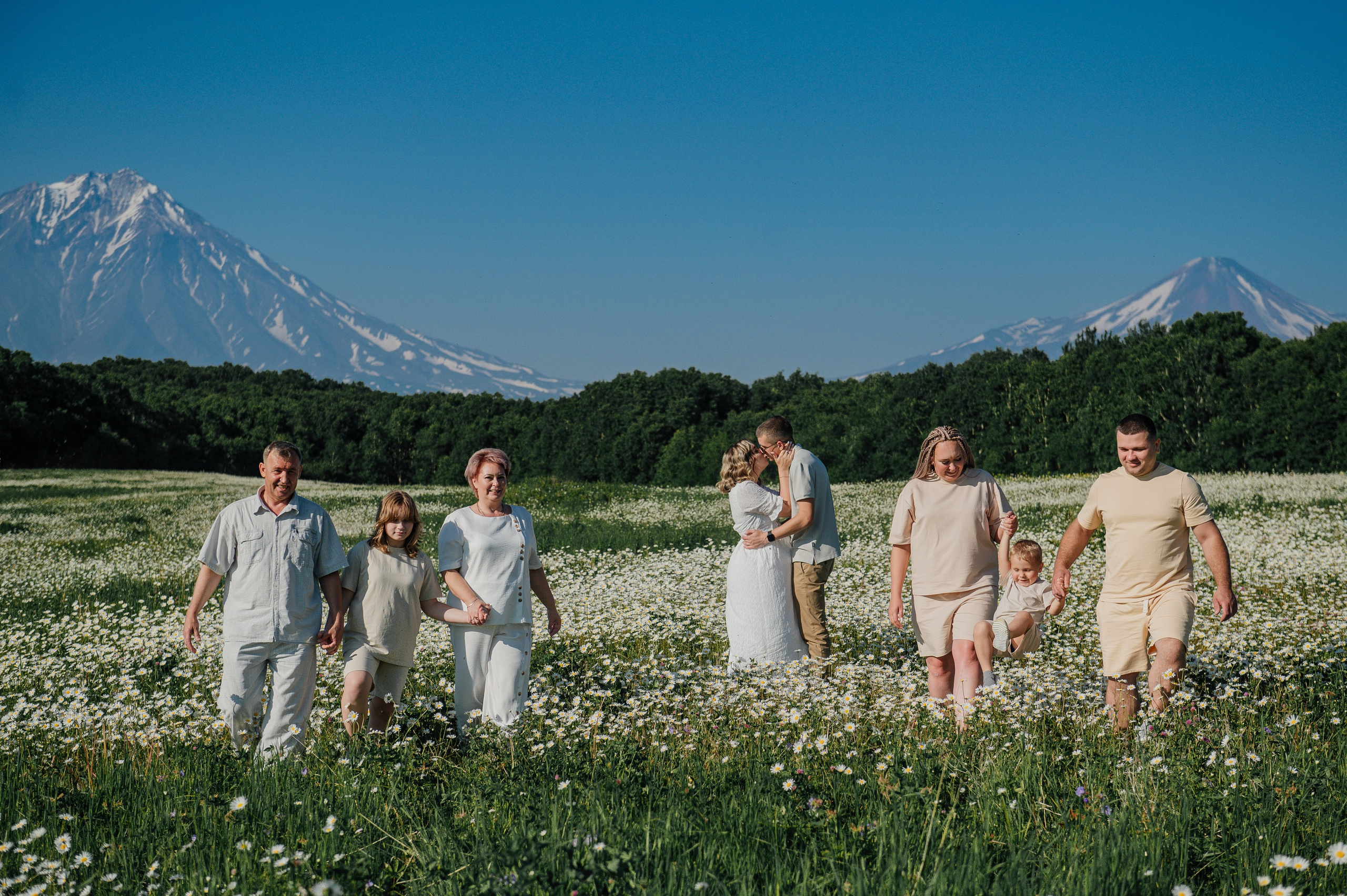 Большая семья в ромашках. Свадебный и семейный фотограф Камчатка. Фотограф Камчатка