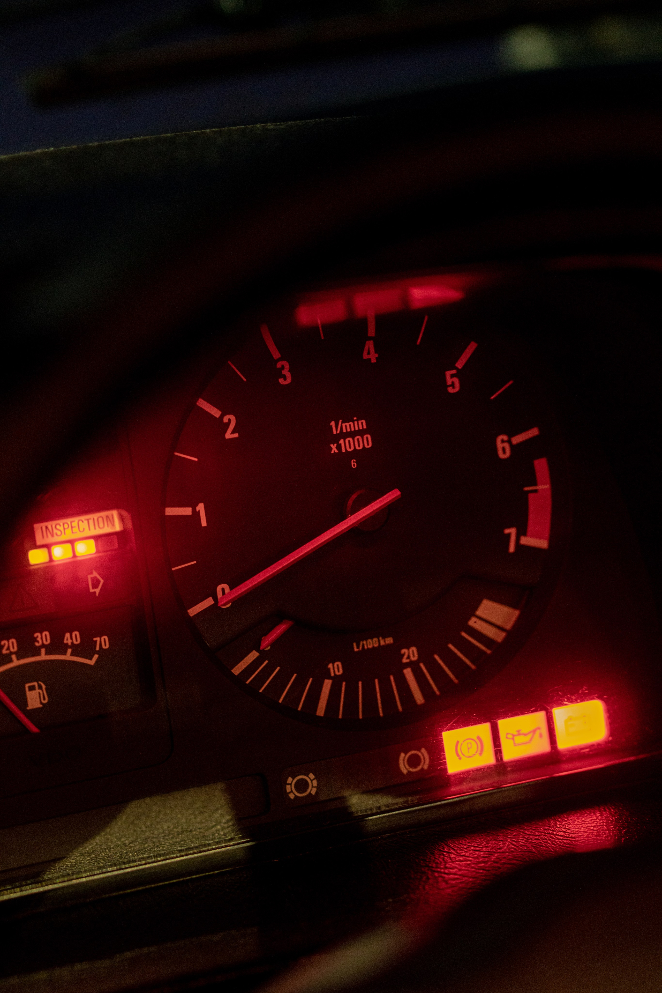 Старая BMW фотографируется за городом. Жуков Илья  свадебный фотограф в Москве