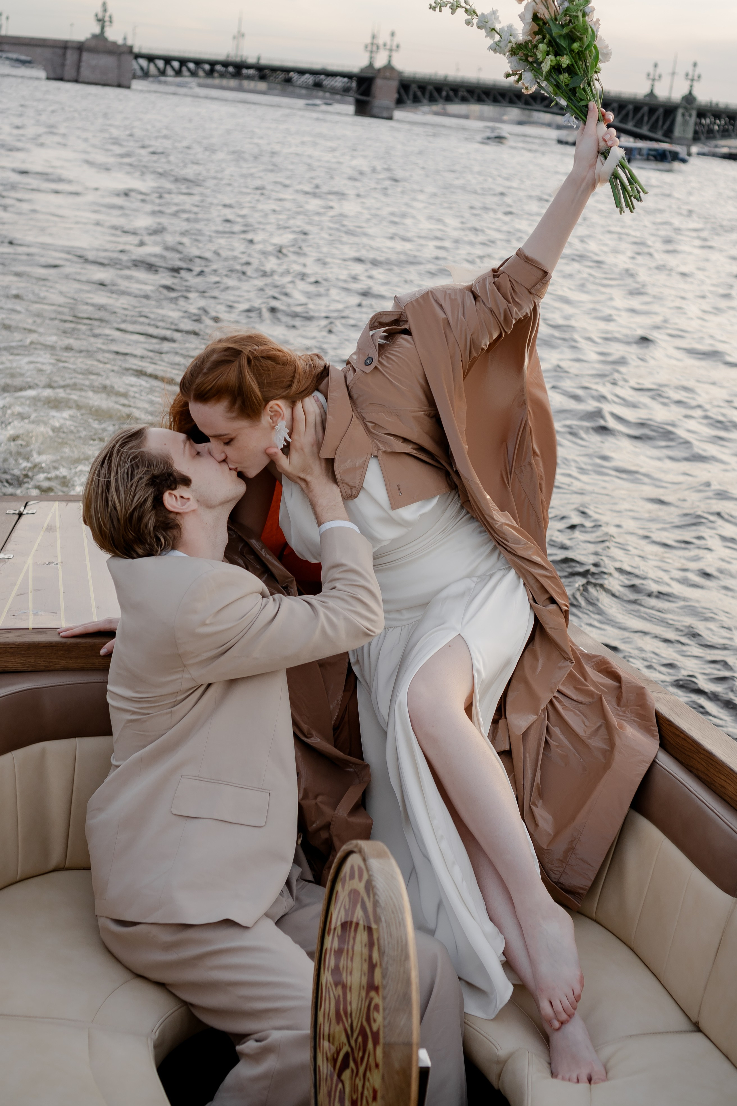 СВАДЕНБНАЯ СЬЕМКА НА КАТЕРЕ ПО КАНАЛАМ САНКТ-ПЕТЕРБУРГА И В АКВАТОРИИ НЕВЫ. Профессиональный фотограф, Санкт-Петербург — Виктория Богомолова