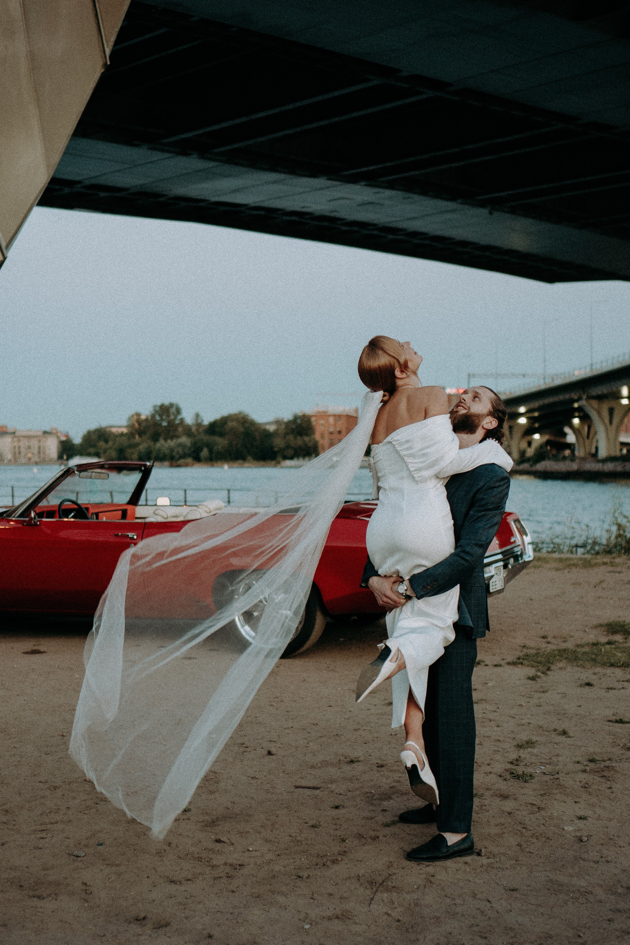 СВАДЕБНАЯ СЬЕМКА ВОЗЛЕ МСОТА БЕТАНКУРА НА КАБРИОЛЕТЕ. Профессиональный фотограф, Санкт-Петербург — Виктория Богомолова