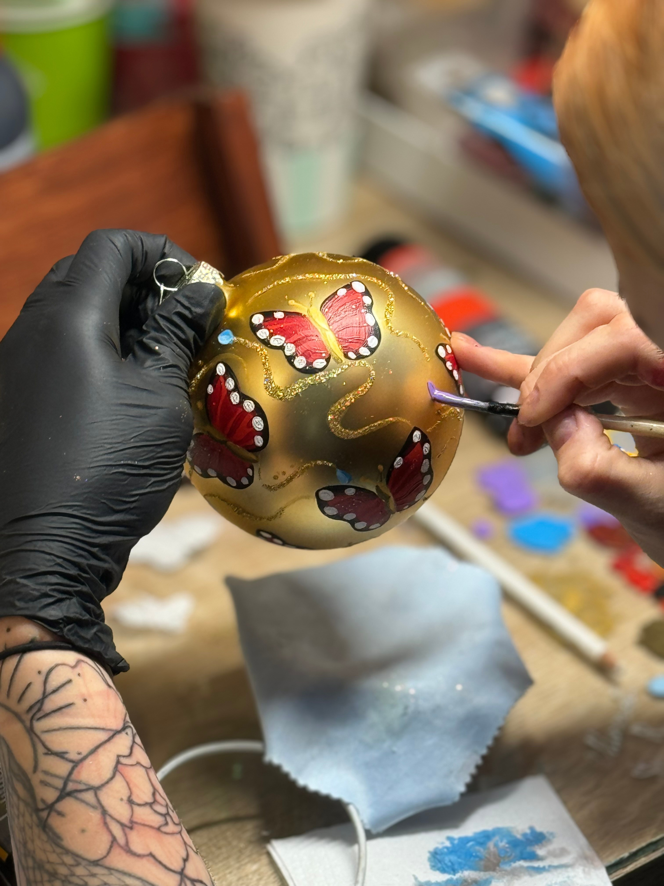 ArtSHARm- наше портфолио по ёлочным шарам с ручной росписью. Художественная ручная роспись елочных шаров, корпоративные подарки и восковые аромасвечи